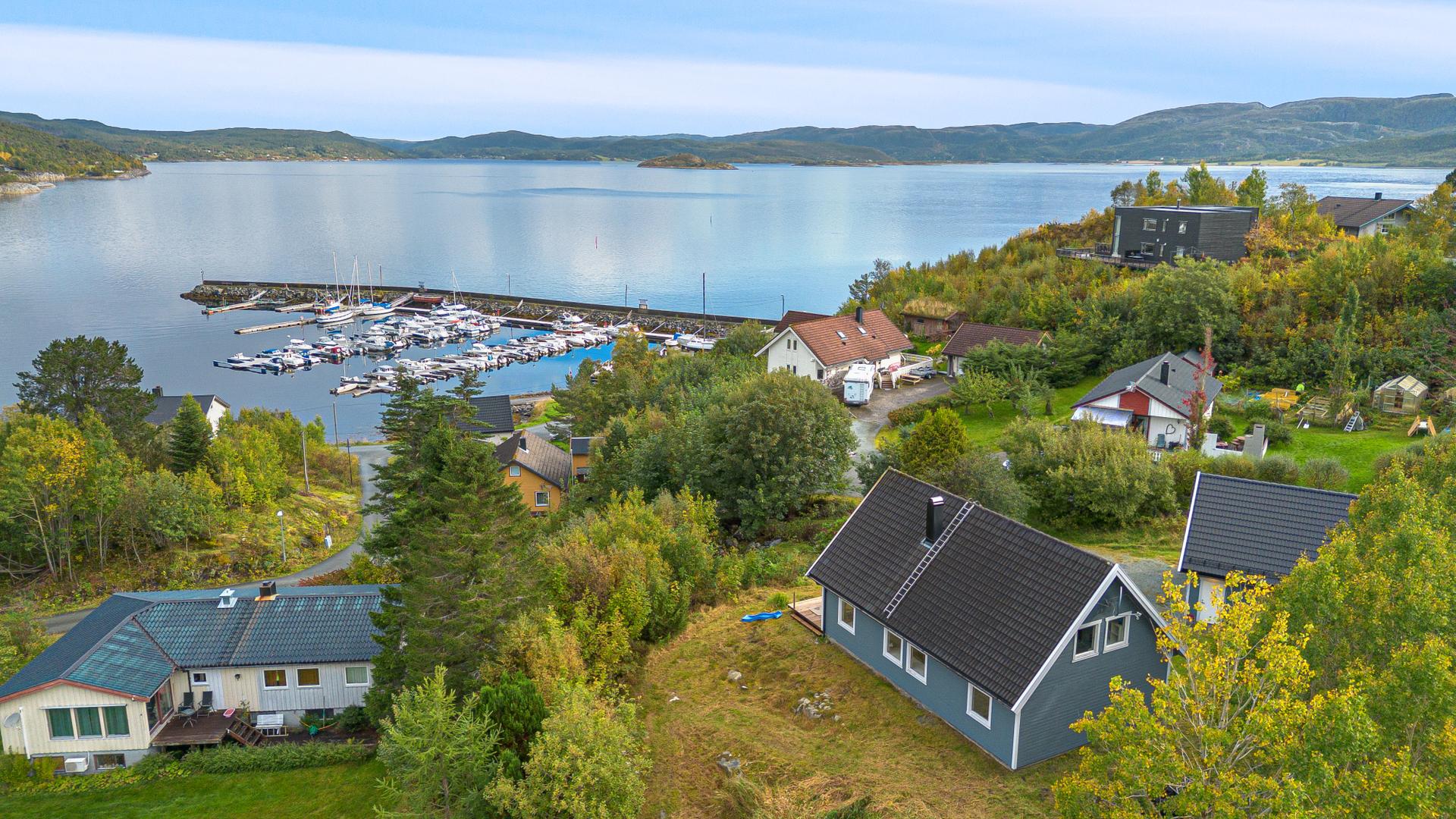 Eiendommen ligger fint til på en romslig tomt med gode solforhold.. Bilde nummer 2 av 3