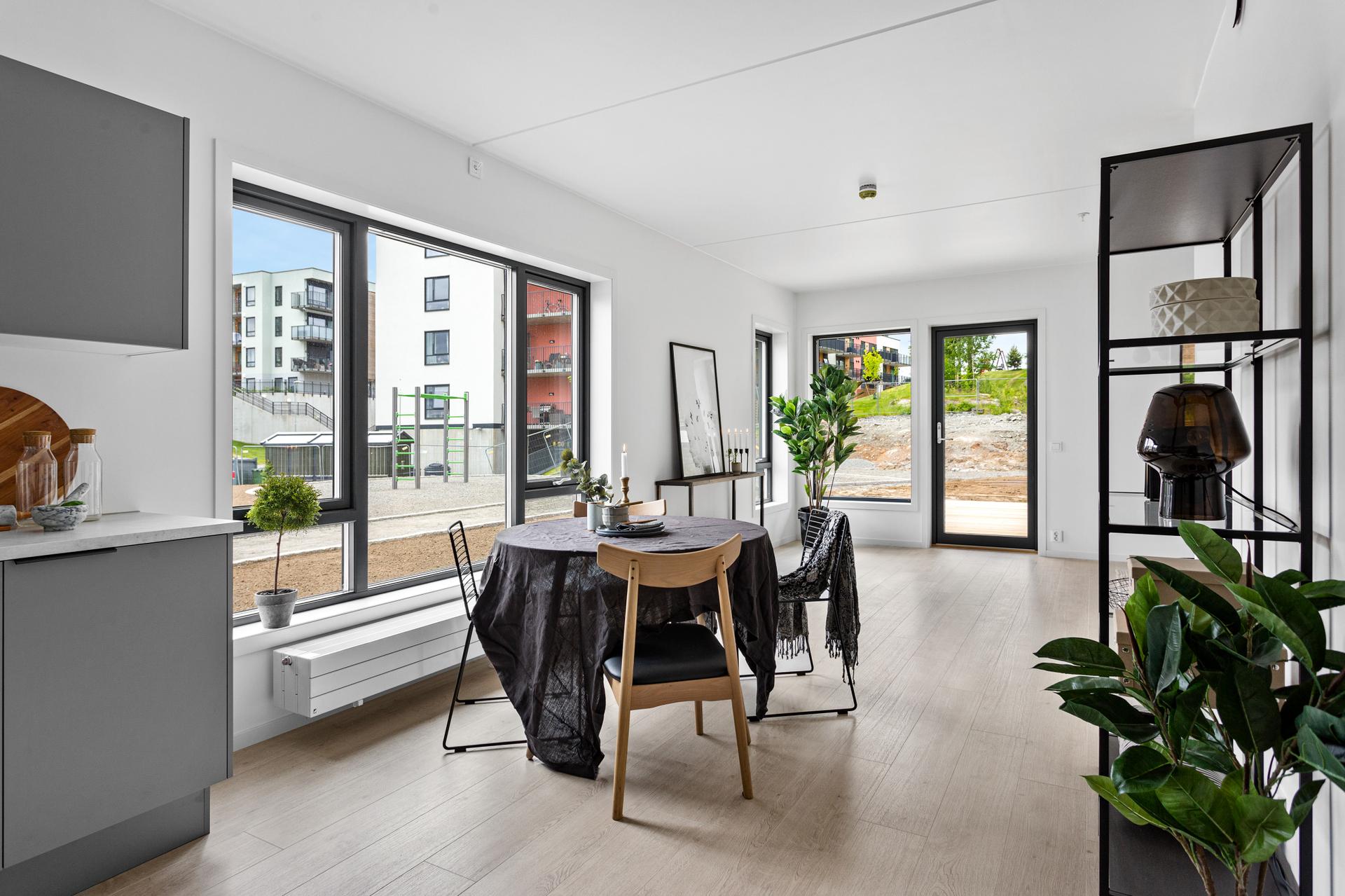Lys spisestue med store vinduer og utgang til uteområde.. Bilde nummer 2 av 3