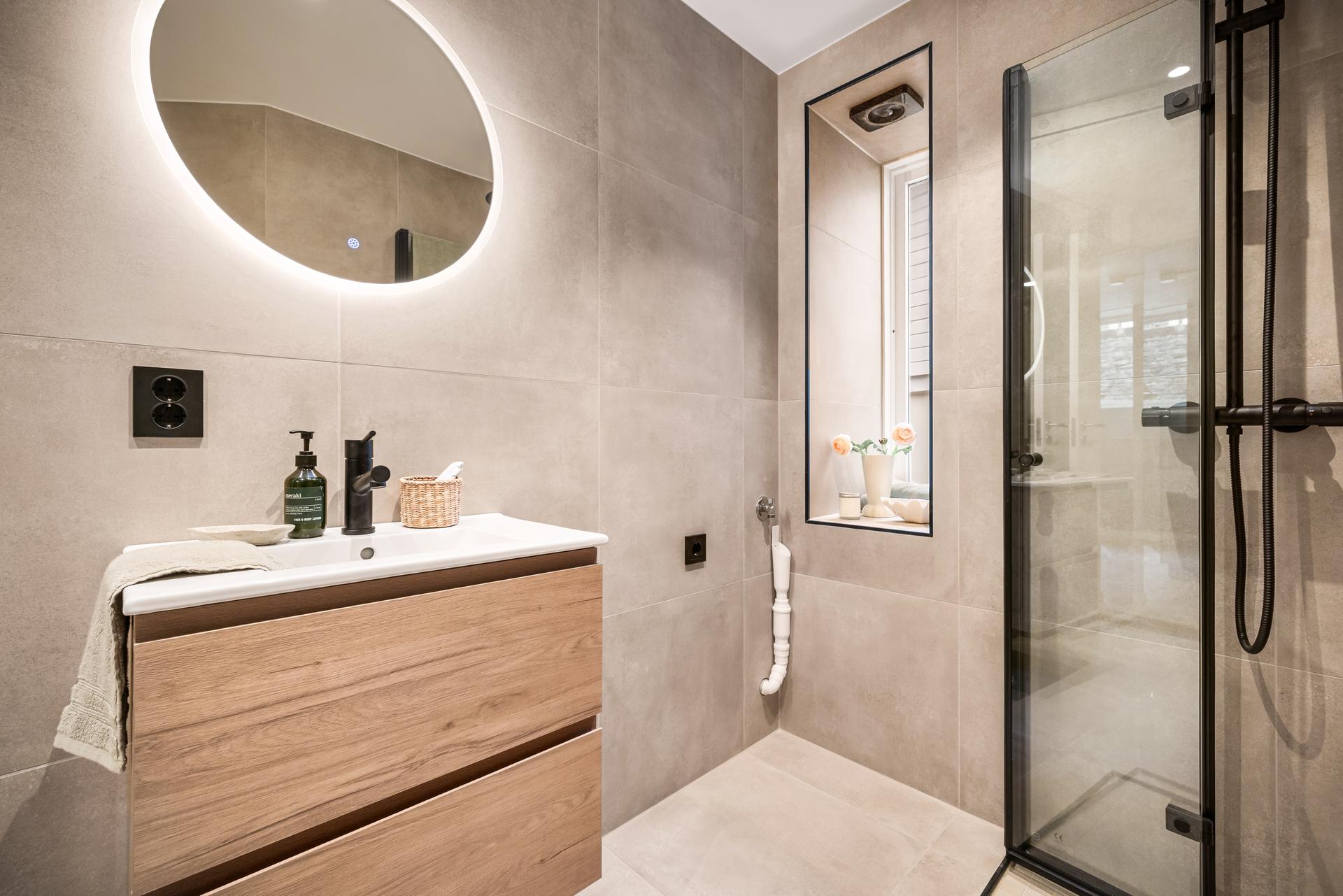 Badet ble fornyet i 2026 med keramiske fliser og gulvvarme.. Bilde nummer 3 av 3