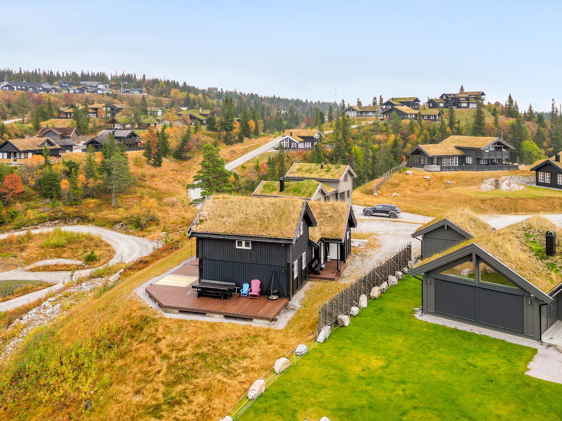 Eiendommen ligger fint til 735 m.o.h. på Grostul hyttefelt på Lifjell med ski in/out til langrennsløypene. . Bilde nummer 3 av 3