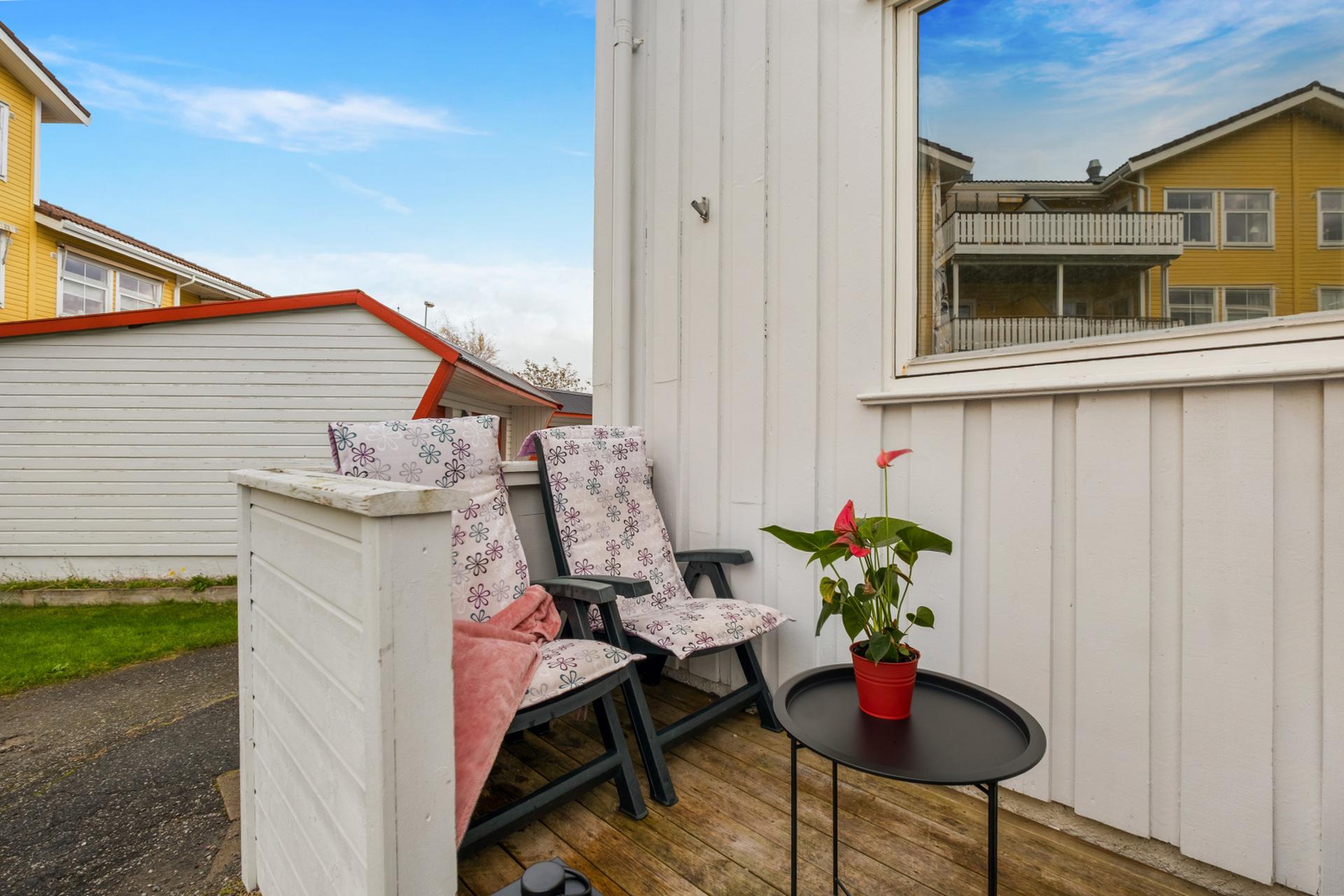 Boligen har egen markterrasse ved inngangspartiet og tilhørende garasjeplass.. Bilde nummer 3 av 3