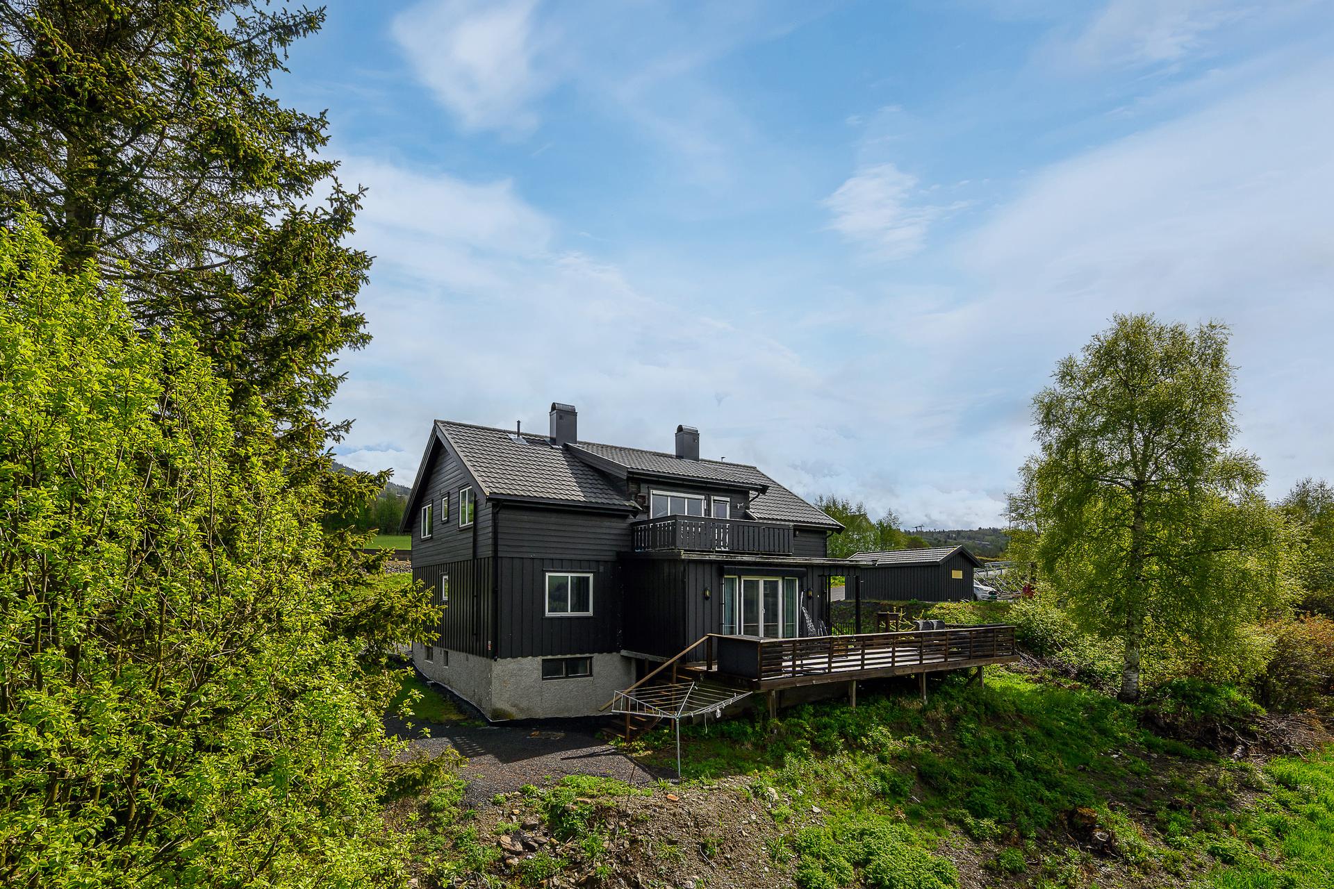 Eiendommen har to vestvendte terrasser med fin utsikt. . Bilde nummer 3 av 3