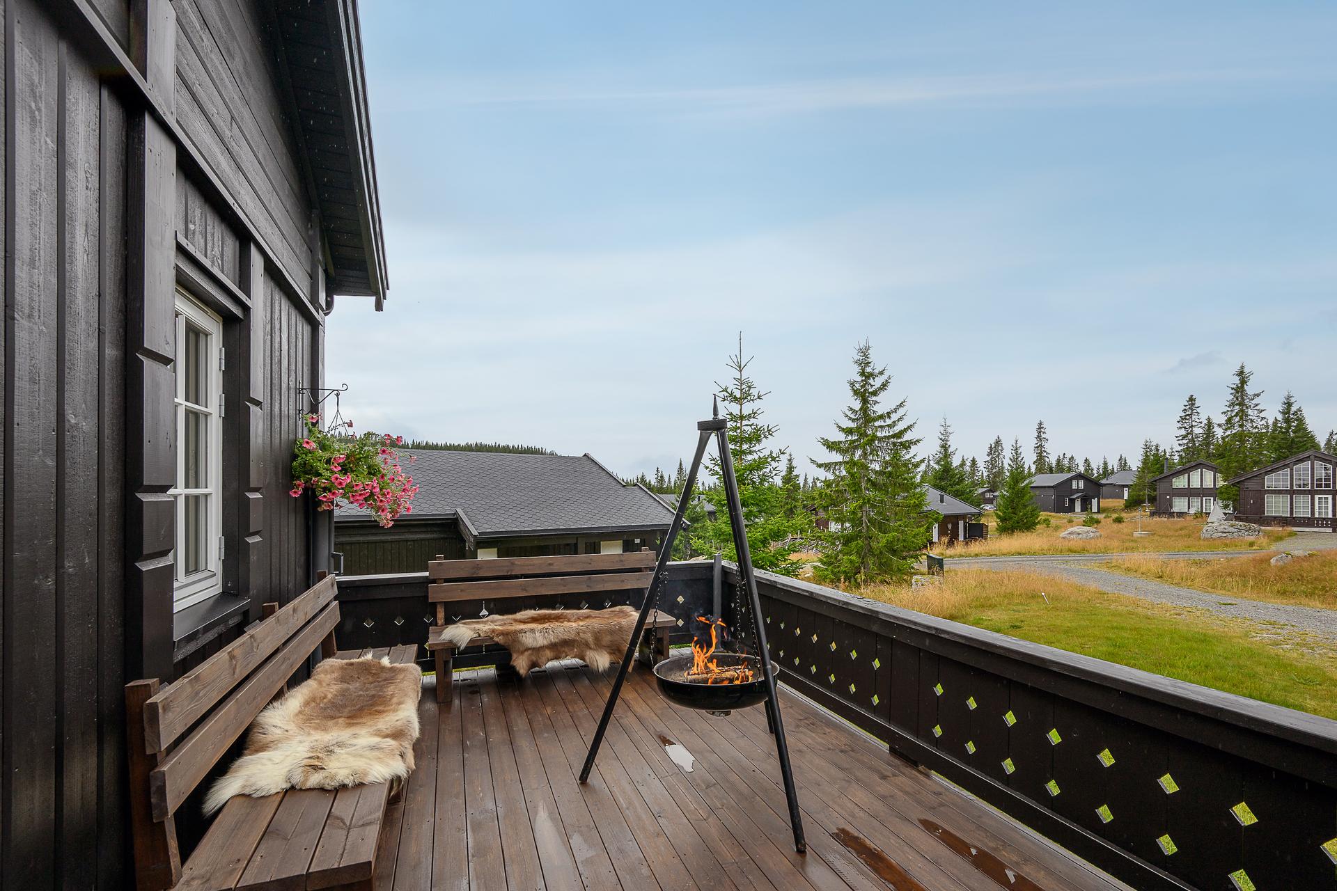 Åpen terrasse for den siste og gode kveldssola. . Bilde nummer 3 av 3