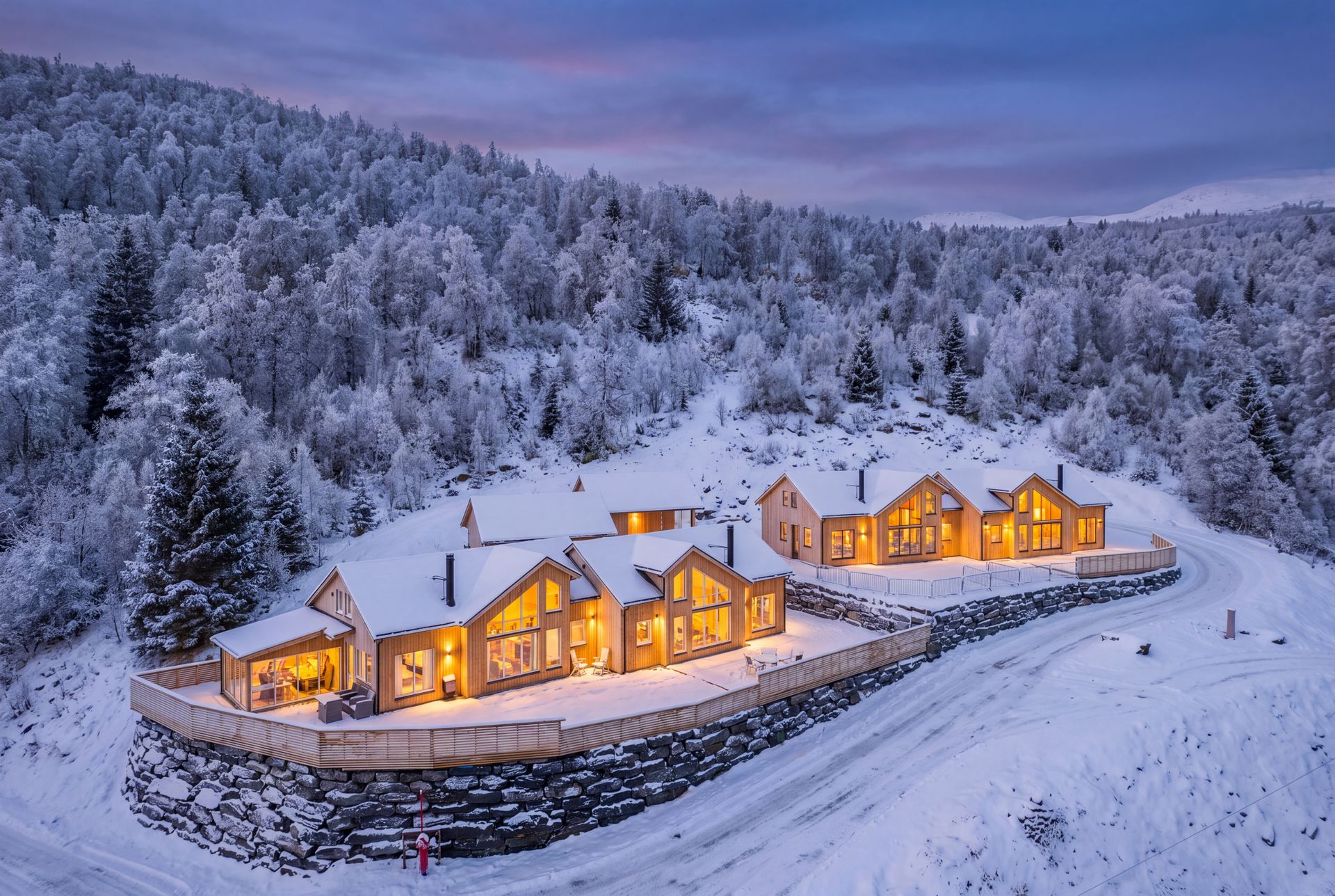 Vinterstemning på hyttetunet med ski-in/ski-out-muligheter rett utenfor døren. KI illustrasjon. Bilde nummer 2 av 3