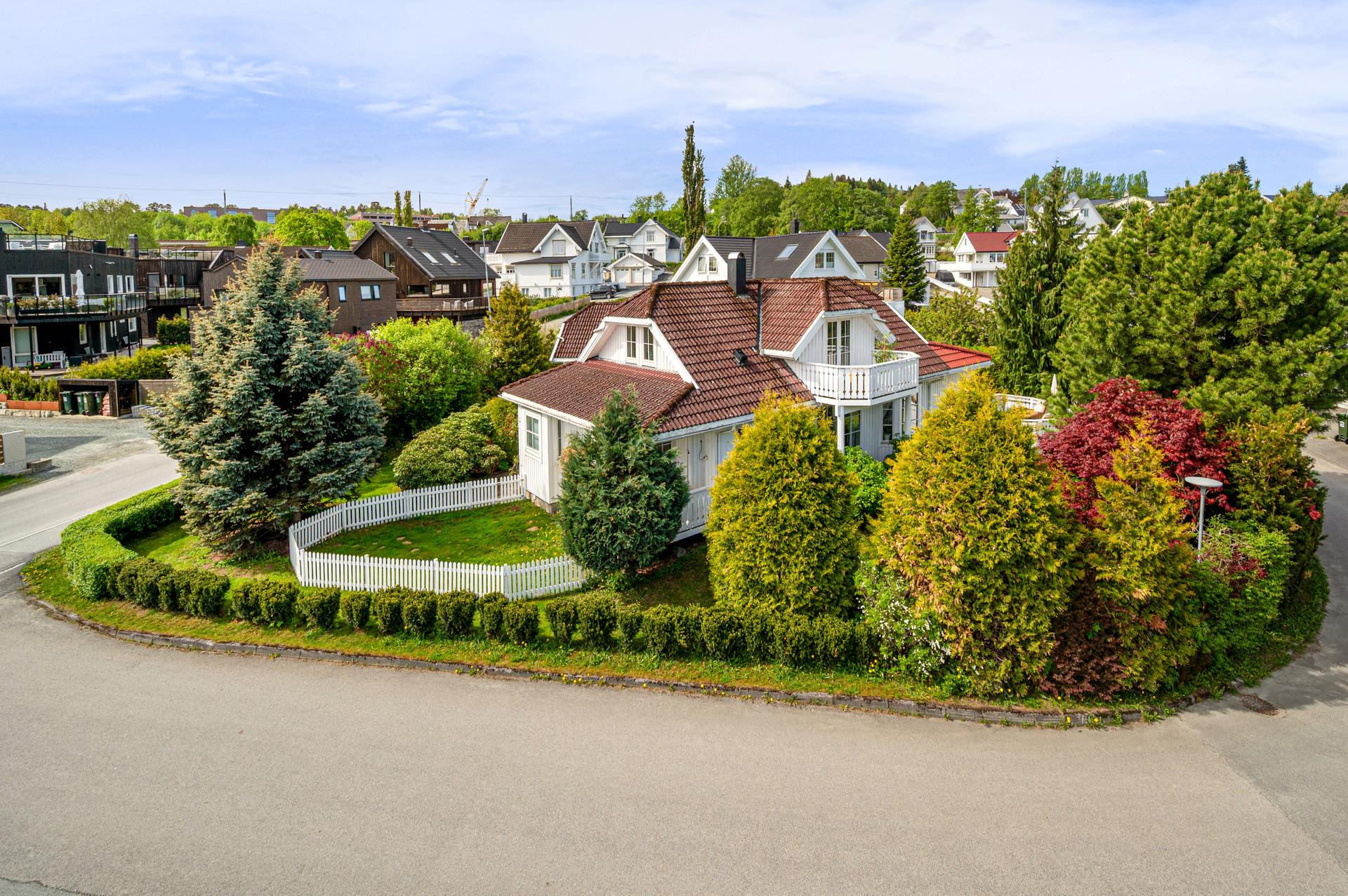Her bor du i en enebolig over to etasjer på 182 m² BRA i rolige omgivelser.. Bilde nummer 2 av 3