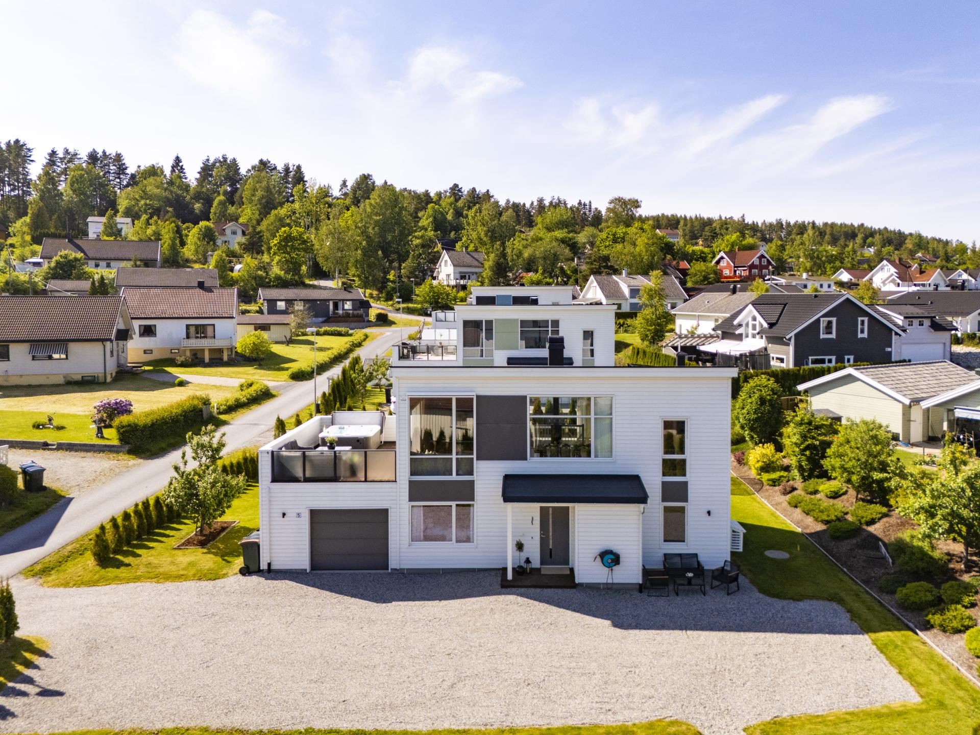 Moderne enebolig oppført i 2017 over to plan med integrert garasje og romslig tomt.. Bilde nummer 2 av 3