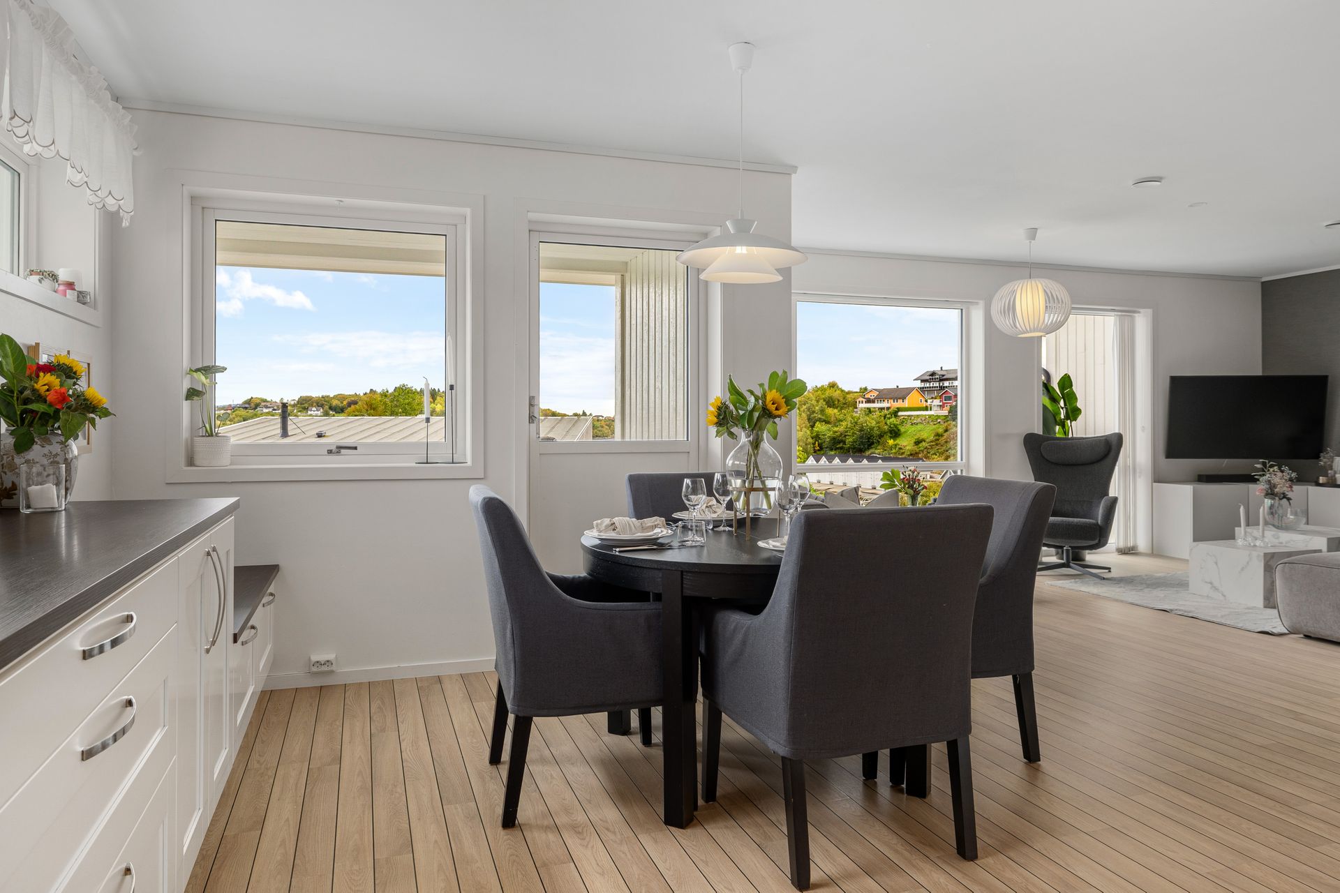 Eiendomsmegler 1 v/ Anders Kristian Gundersen Vadset presenterer en vertikaldelt tomannsbolig med sentral beliggenhet. | Foto: Hunter Visuals.. Bilde nummer 1 av 3