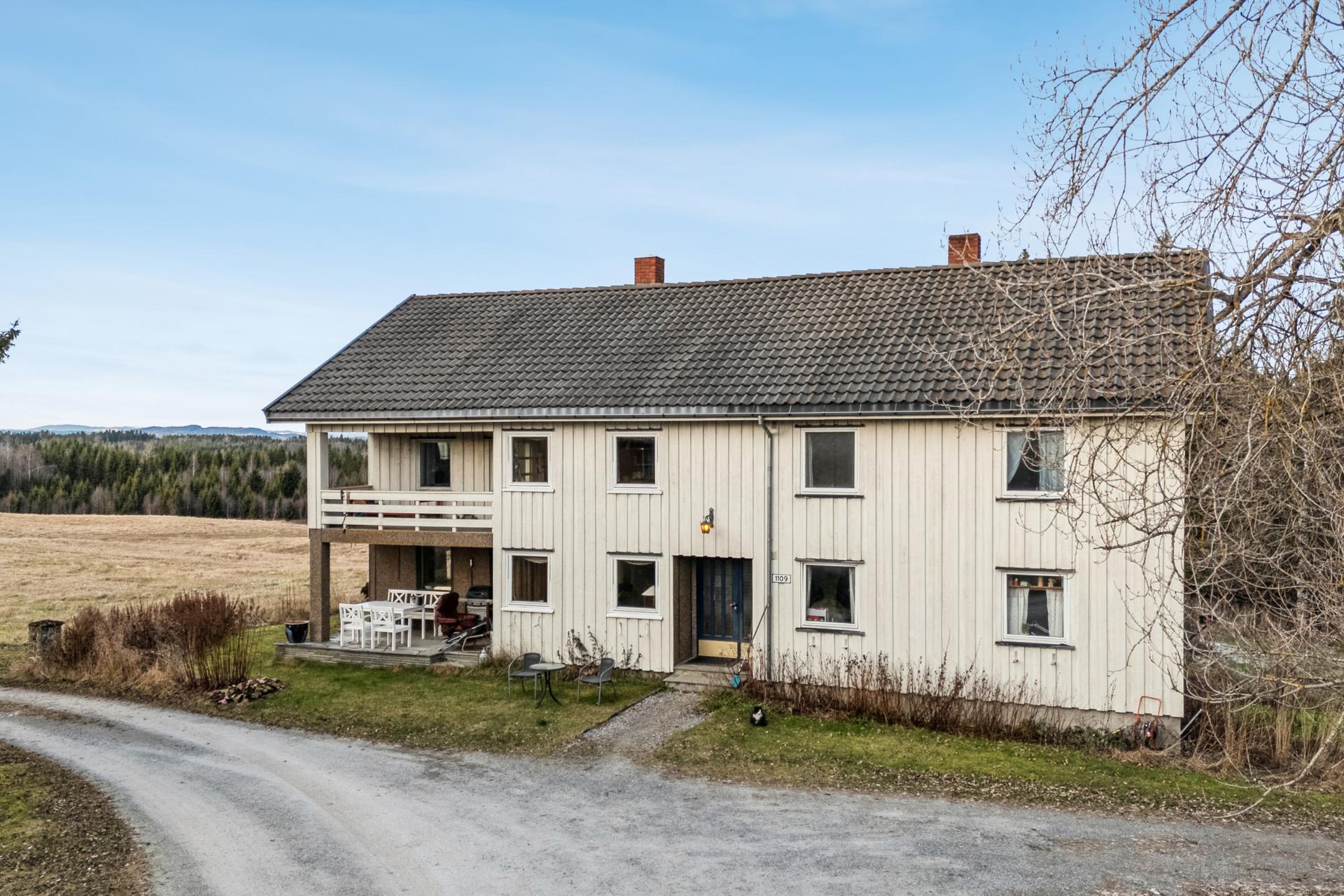 Fasade våningshus ut mot gårdstunet. Bilde nummer 2 av 3