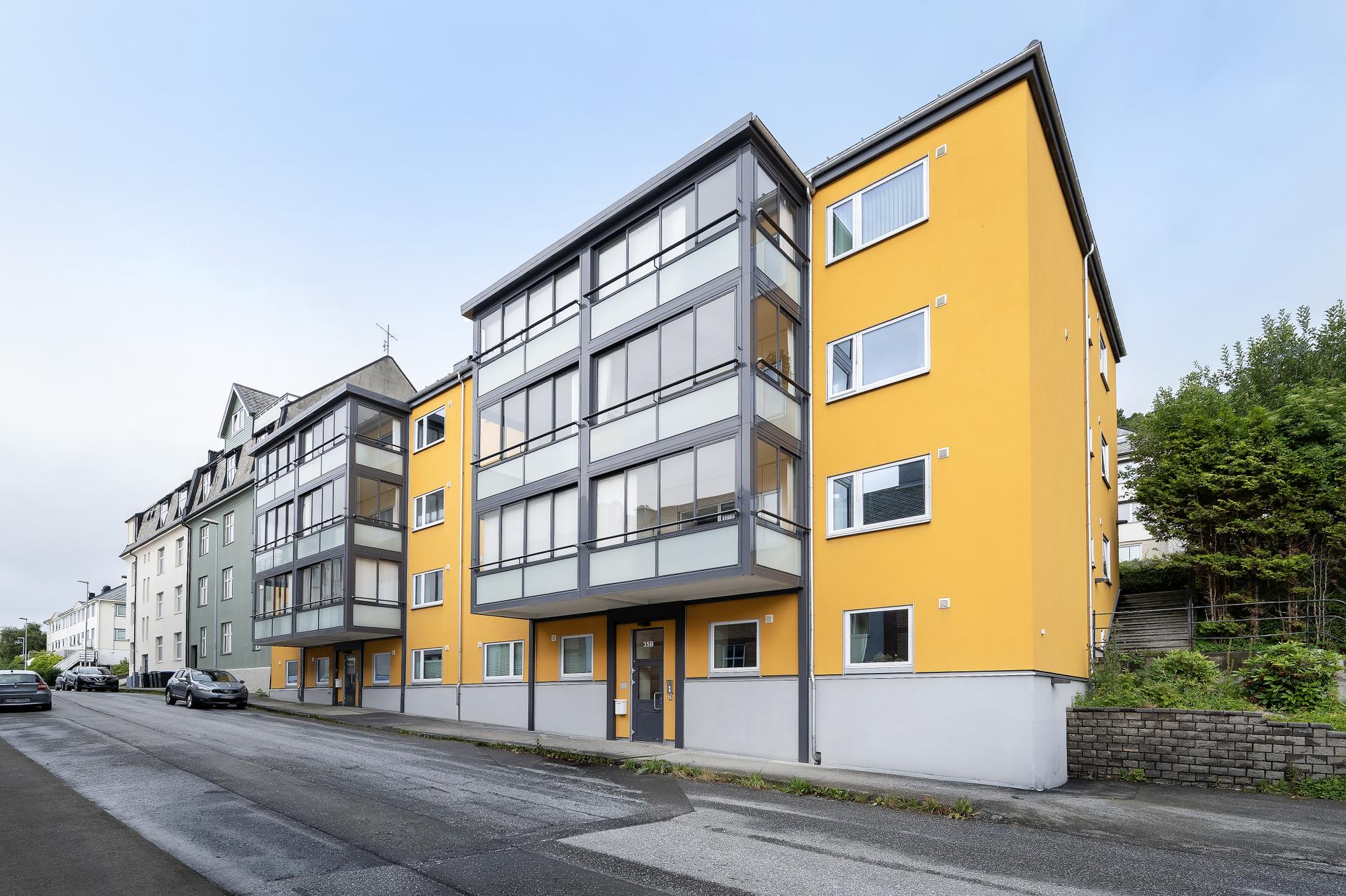 Fasade. Bilde nummer 3 av 3