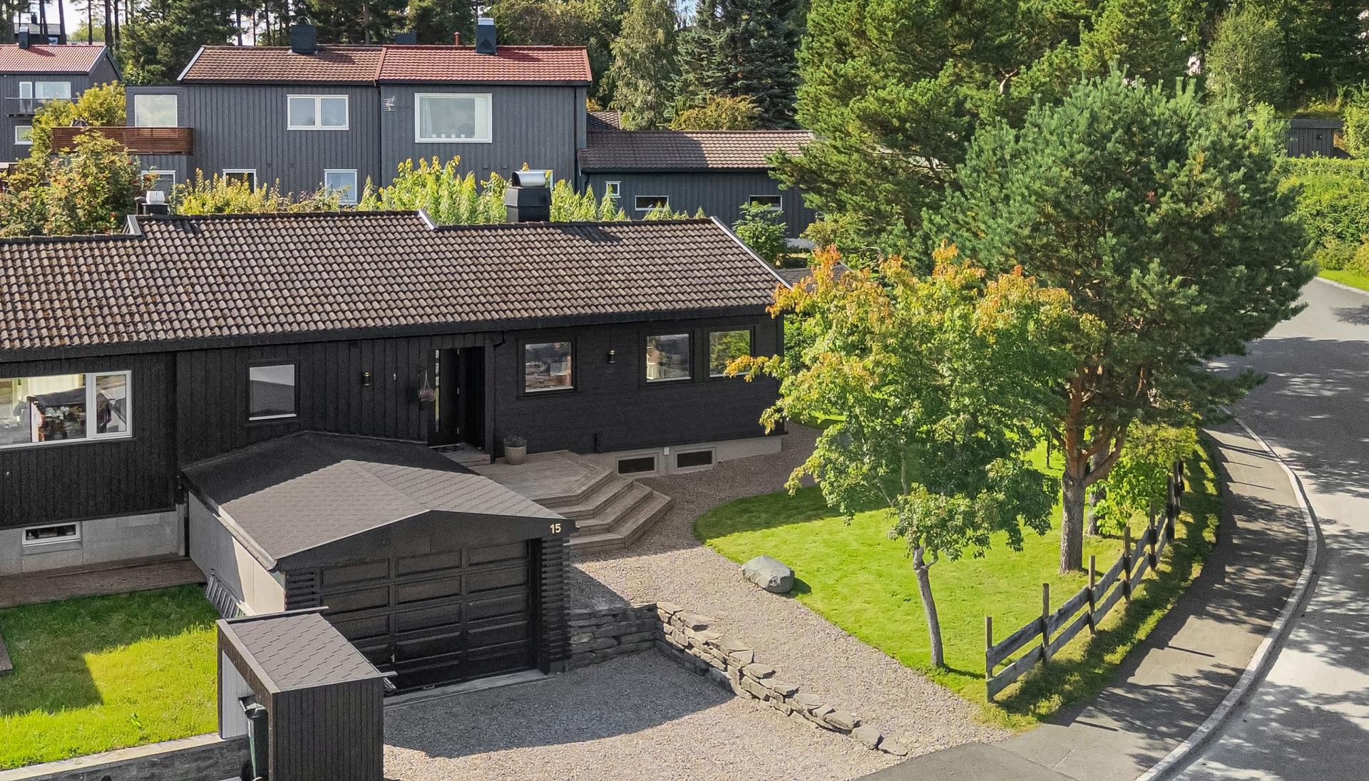 Boligen har en svært attraktiv beliggenhet i et familievennlig og populært boligområde, med nærhet til både servicetilbud, skoler, barnehager og flotte friluftsområder.. Bilde nummer 2 av 3