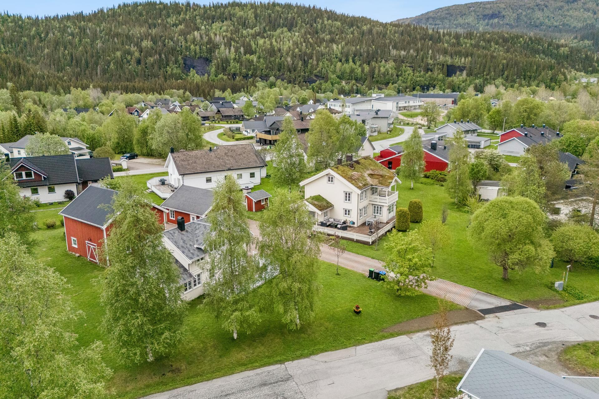 En helt unik eiendom som inkluderer våningshus, kårbolig, låve og garasje.. Bilde nummer 2 av 3