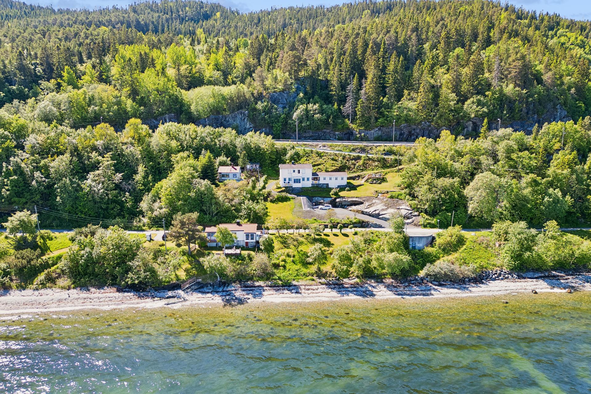 Eiendommen ligger helt ved sjøen. . Bilde nummer 3 av 3