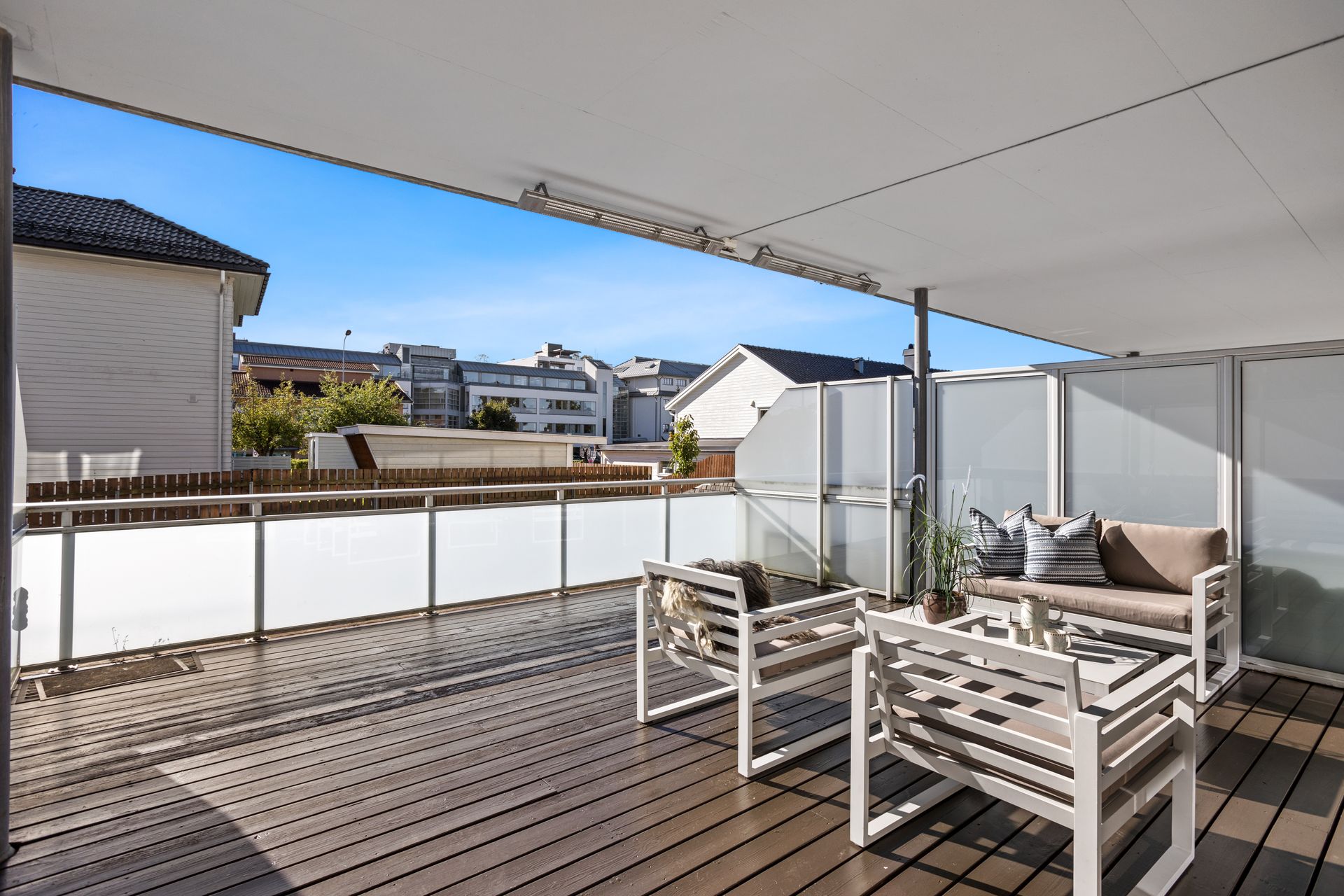 Leiligheten ligger sydvendt i "høy 1. etasje", med stor og sydvendt terrasse på hele 26 m².  Terrassens plassering mot syd gir ypperlige solforhold det meste av dagen! . Bilde nummer 2 av 3