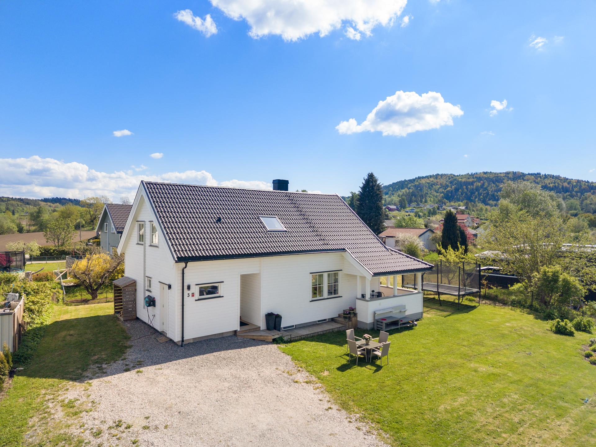 Boligen ligger høyt og fritt på Tufte, med gode solforhold og flott utsikt. Her bor du landlig, samtidig som det er kort vei til Ulefoss sentrum.. Bilde nummer 3 av 3