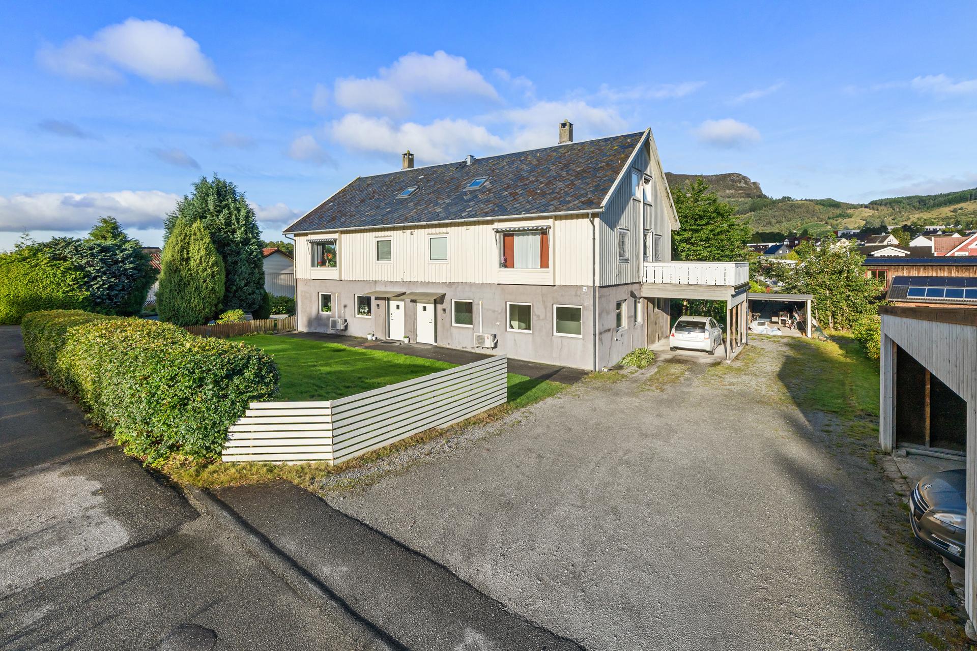 Eiendommen har parkering i felles carport og ligger sentralt til på Jørpeland.. Bilde nummer 3 av 3