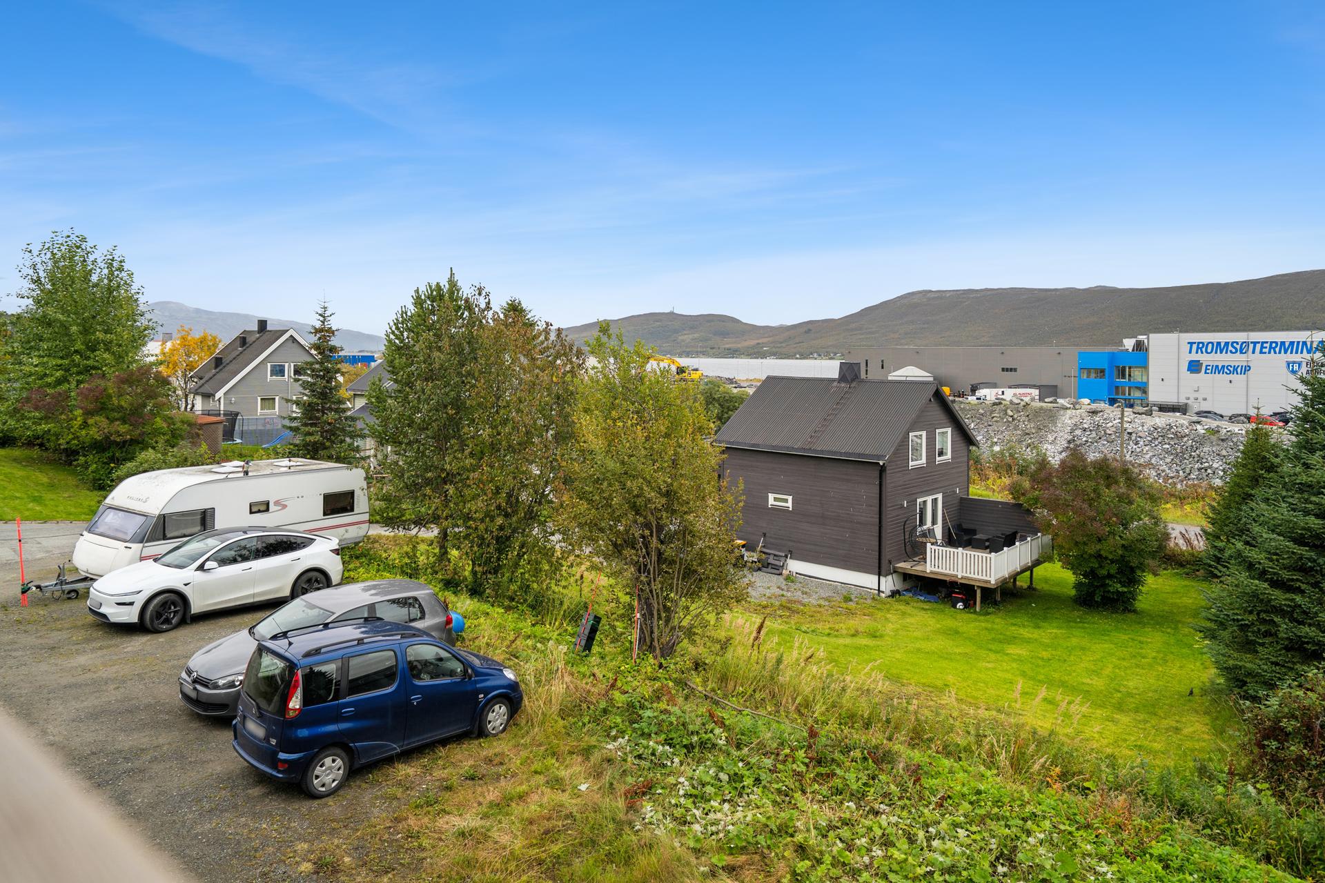 Fra eiendommen er det utsikt over Tromsøysundet og fastlandet.. Bilde nummer 3 av 3