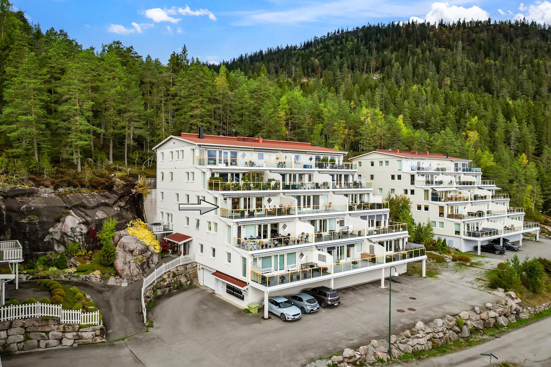Terrasse leiligheten ligger i et etablert og naturskjønt boligområde på Egge.. Bilde nummer 3 av 3