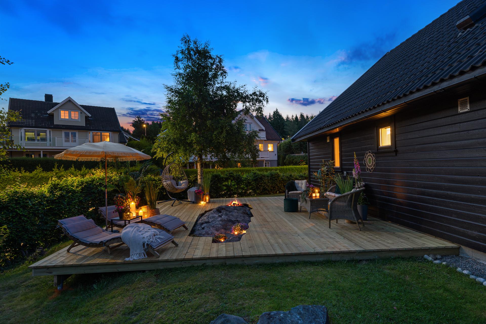 Velkommen til Rådyrkroken 4! Foto: Digit Media AS
Eiendommen har flere uteplasser med et samlet terrasseareal på ca. 74 m².. Bilde nummer 1 av 3