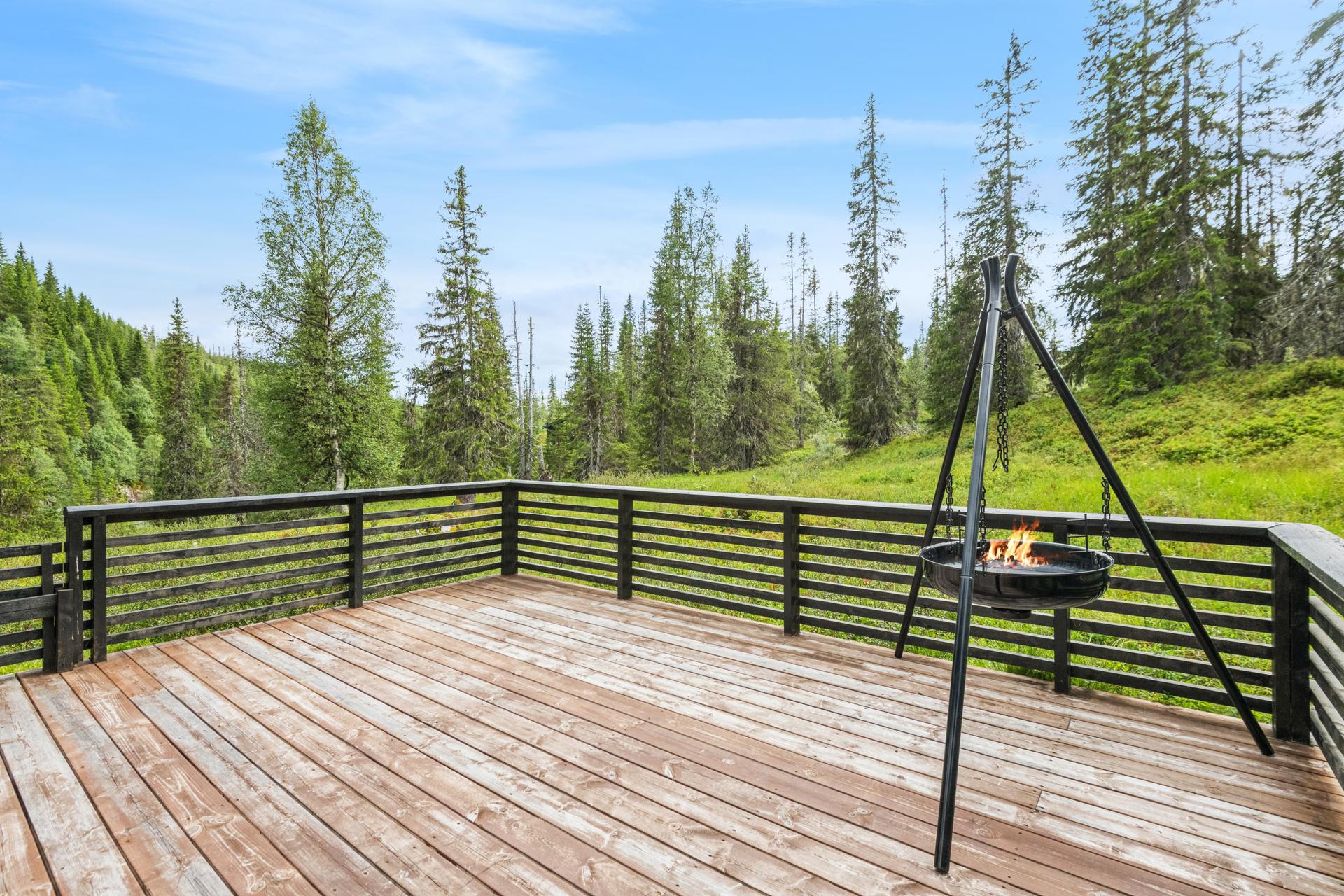 Uteområdet har naturtomt, romslig veranda og gode solforhold. Her kan man nyte fine dager. . Bilde nummer 3 av 3