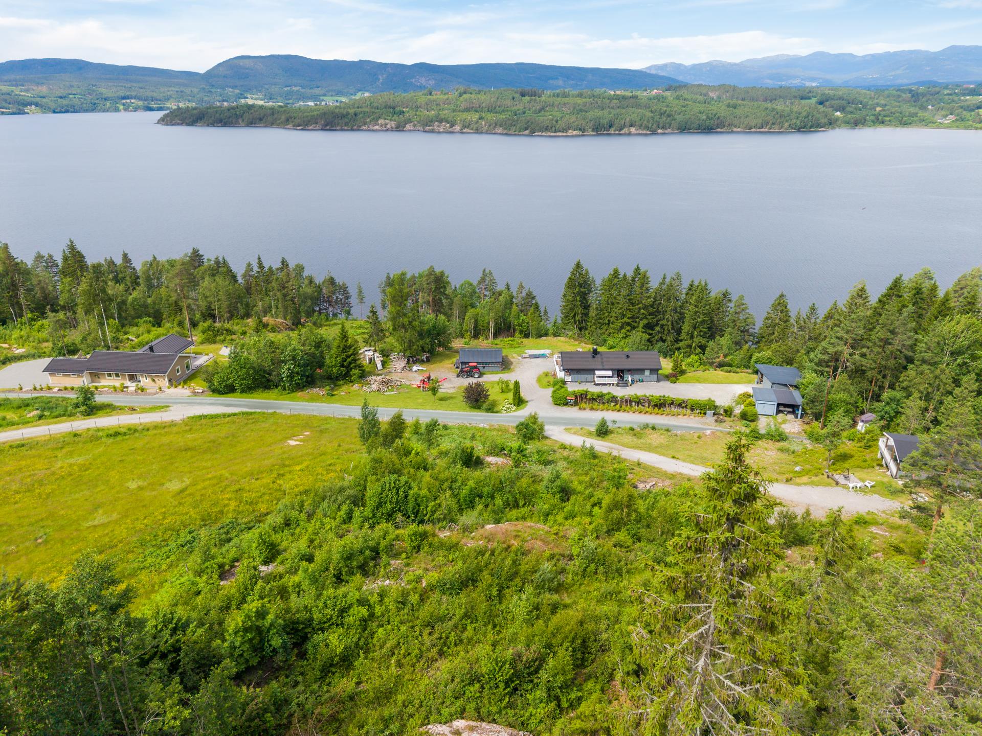 Tomten ligger idyllisk til i Liagrenda på Akkerhaugen, et etablert og rolig område hvor du kan realisere boligdrømmen.. Bilde nummer 3 av 3