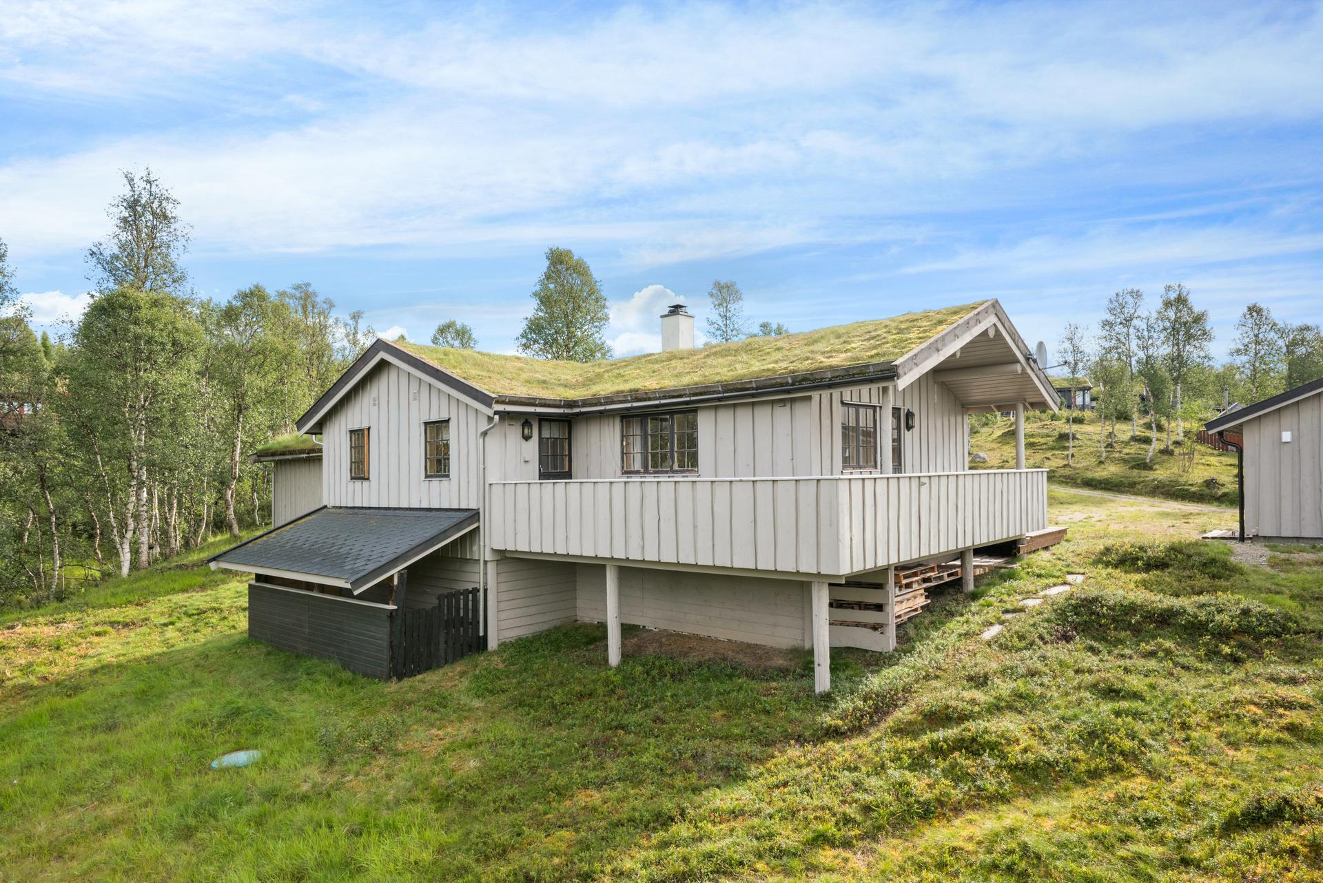 Hytta ligger i et mindre og veletablert hyttefelt på Glåmos. . Bilde nummer 3 av 3
