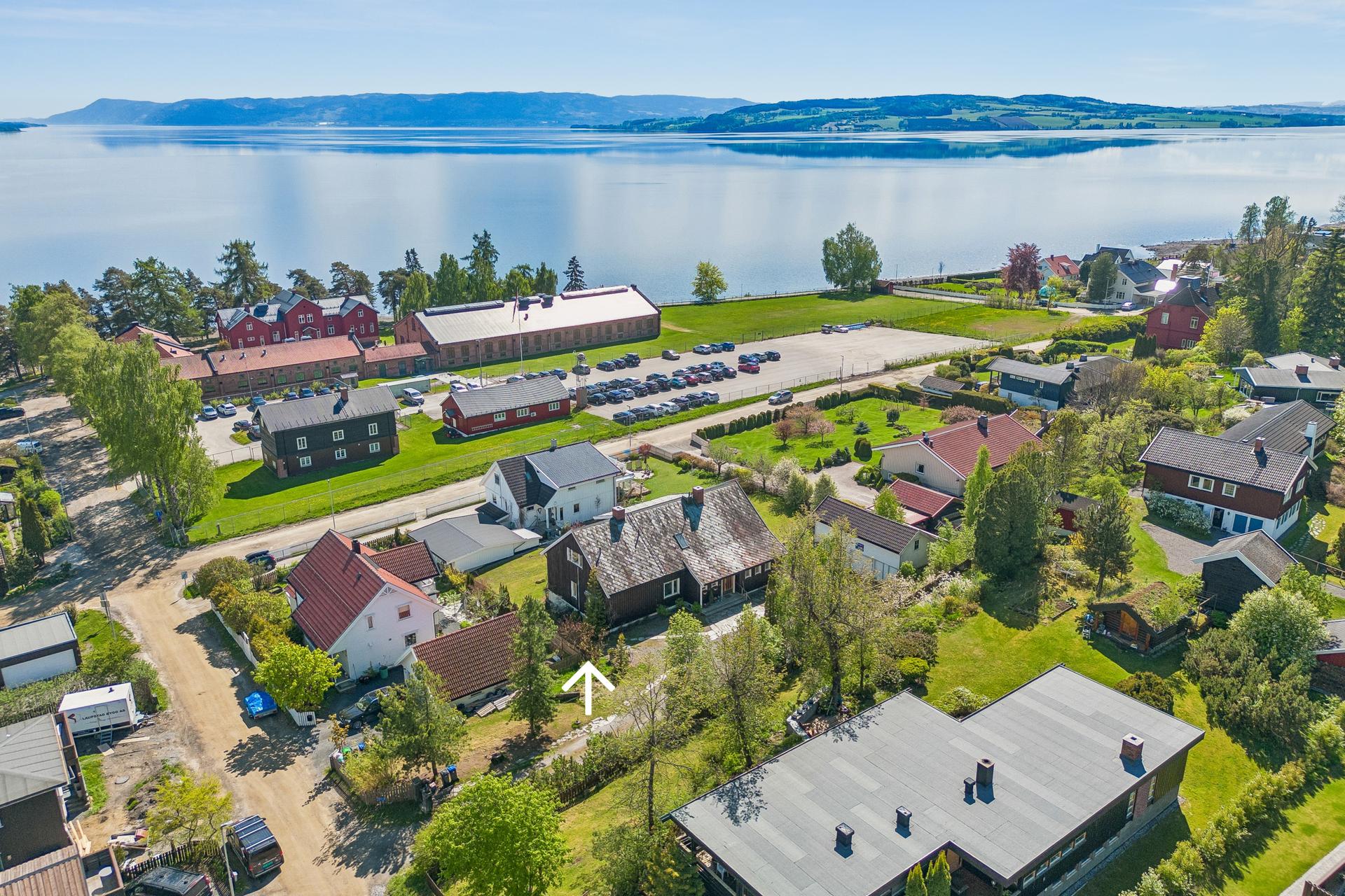 Eiendommen har en sentral beliggenhet ved Domkirkeodden, med få minutters gange til Mjøsa og populære rekreasjonsområder.. Bilde nummer 3 av 3