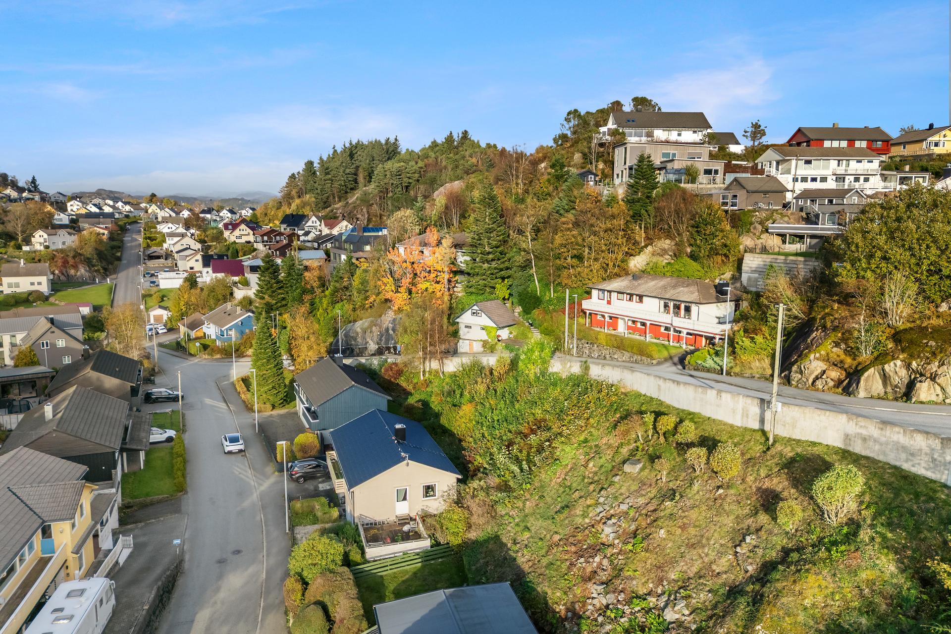 Innholdsrik enebolig over to plan, fint plassert i et etablert og barnevennlig boligområde på Rundevoll.. Bilde nummer 2 av 3