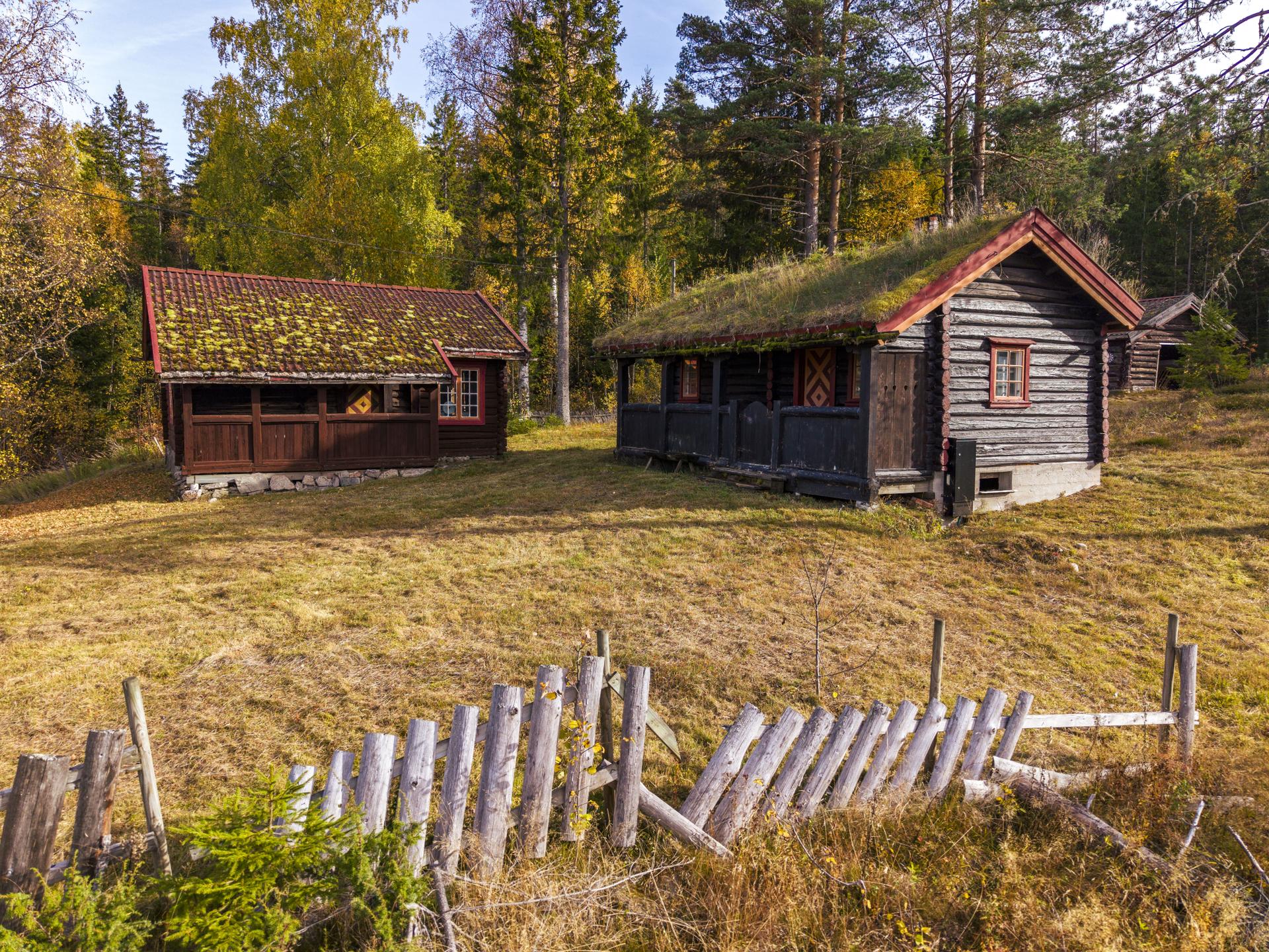 Tradisjonell tømmerhytte på eiet tomt på Hiåsskogen, med anneks, stabbur og uthus på tunet.. Bilde nummer 2 av 3