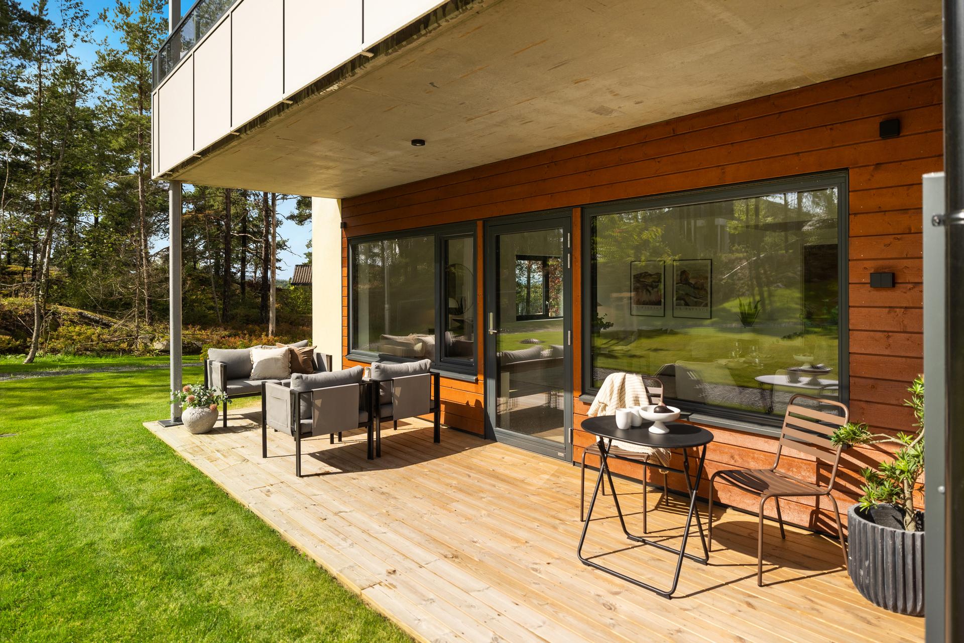 Velkommen til en ny, solrik 4 -roms med vestvendt, overbygget terrasse! OBS: Dette bildet viser tilsvarende leilighet med speilvendt løsning. Foto: Fotoetcetera AS. Bilde nummer 1 av 3