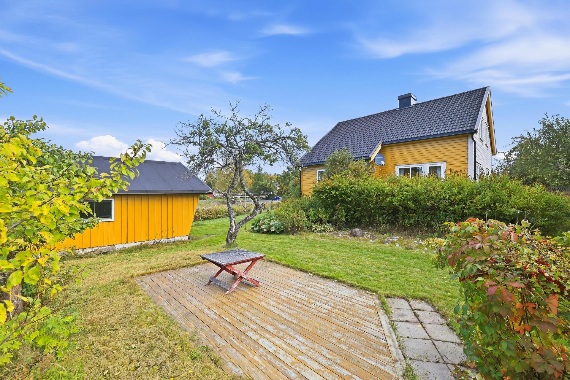 Eiendommen har en opparbeidet hage med flere hyggelige uteplasser.. Bilde nummer 3 av 3