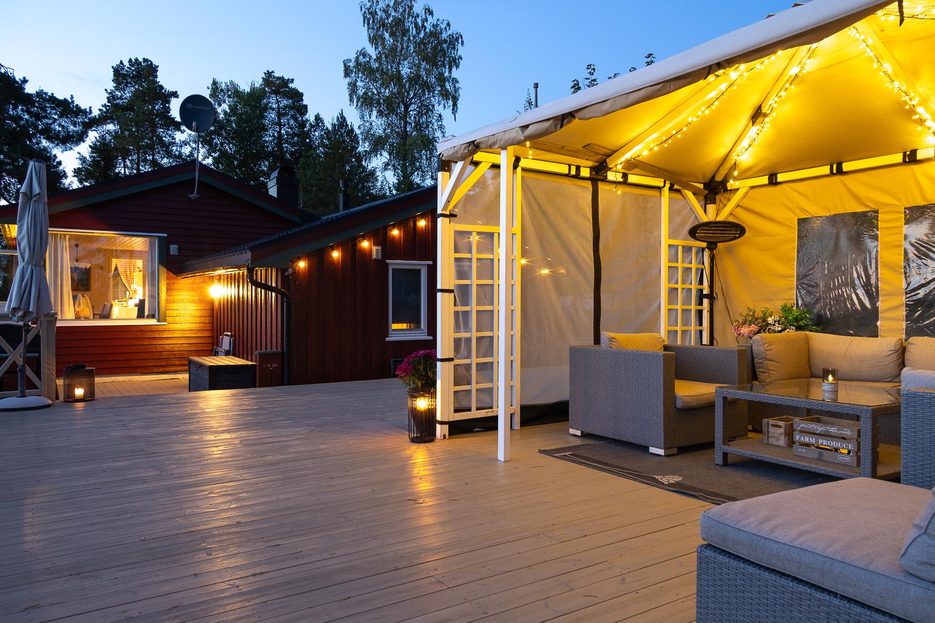 En stor terrasse som utgjør en flott ramme på sene sommerkvelder.. Bilde nummer 2 av 3