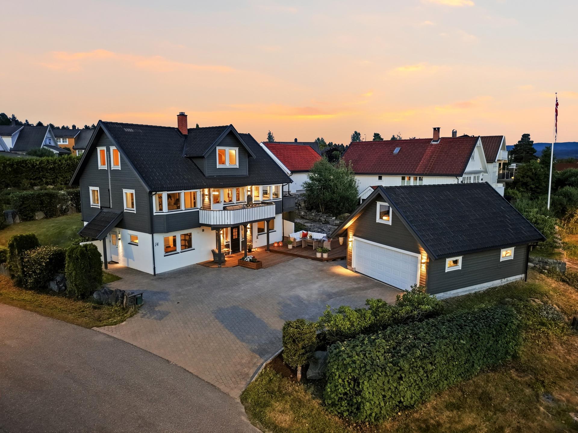 Eiendomsmegler Lars Bredeveien presenterer en innholdsrik enebolig med sokkelleilighet i et meget barnevennlig boområde. Foto: Arild Brun Kjeldaas.. Bilde nummer 1 av 3