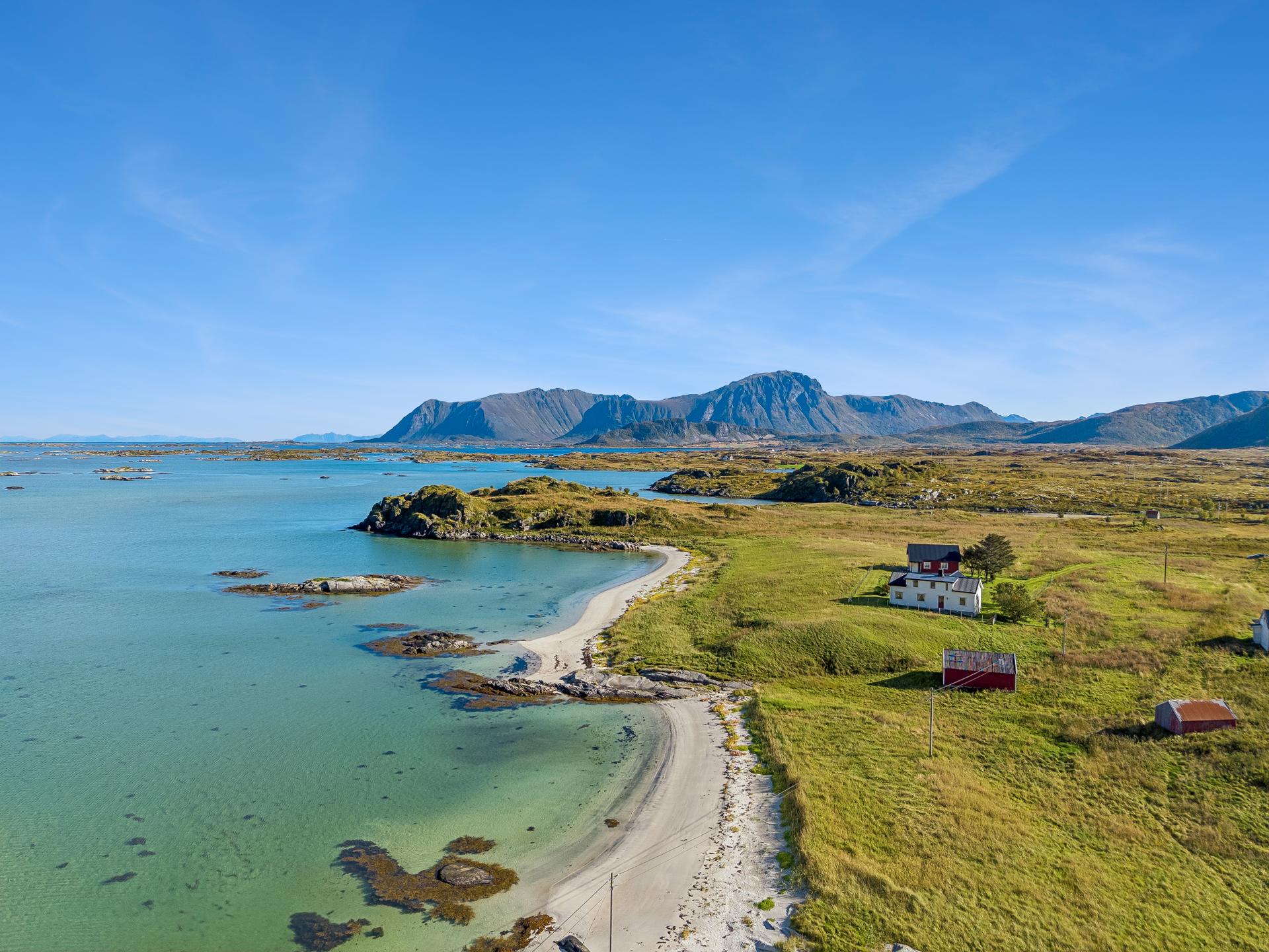 Velkommen til Nesjeøyveien 96 - Presentert av EiendomsMegler 1 Lofoten. Foto: EFKT. . Bilde nummer 1 av 3