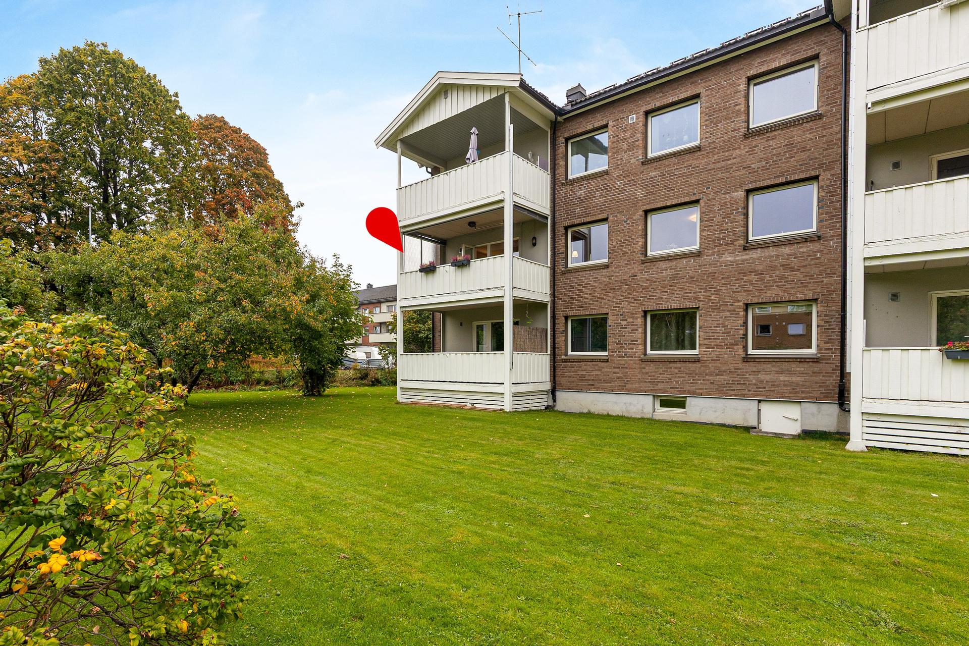 Brattsbergvegen 8B har en attraktiv og sentrumsnær beliggenhet på Hovenga, som er et av Porsgrunns mest populære boligområder! Leiligheten er gjennomgående og ligger fint til i 2. etasje, med overbygget balkong. Rolige omgivelser, gode solforhold.. Bilde nummer 2 av 3