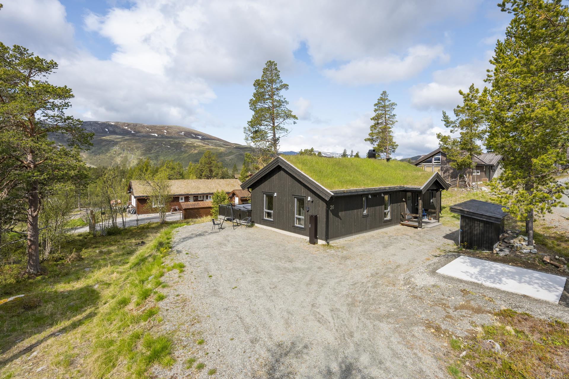Lemonsjøen Fjellstue med kafé og restaurant er i gangavstand fra hytta. . Bilde nummer 3 av 3