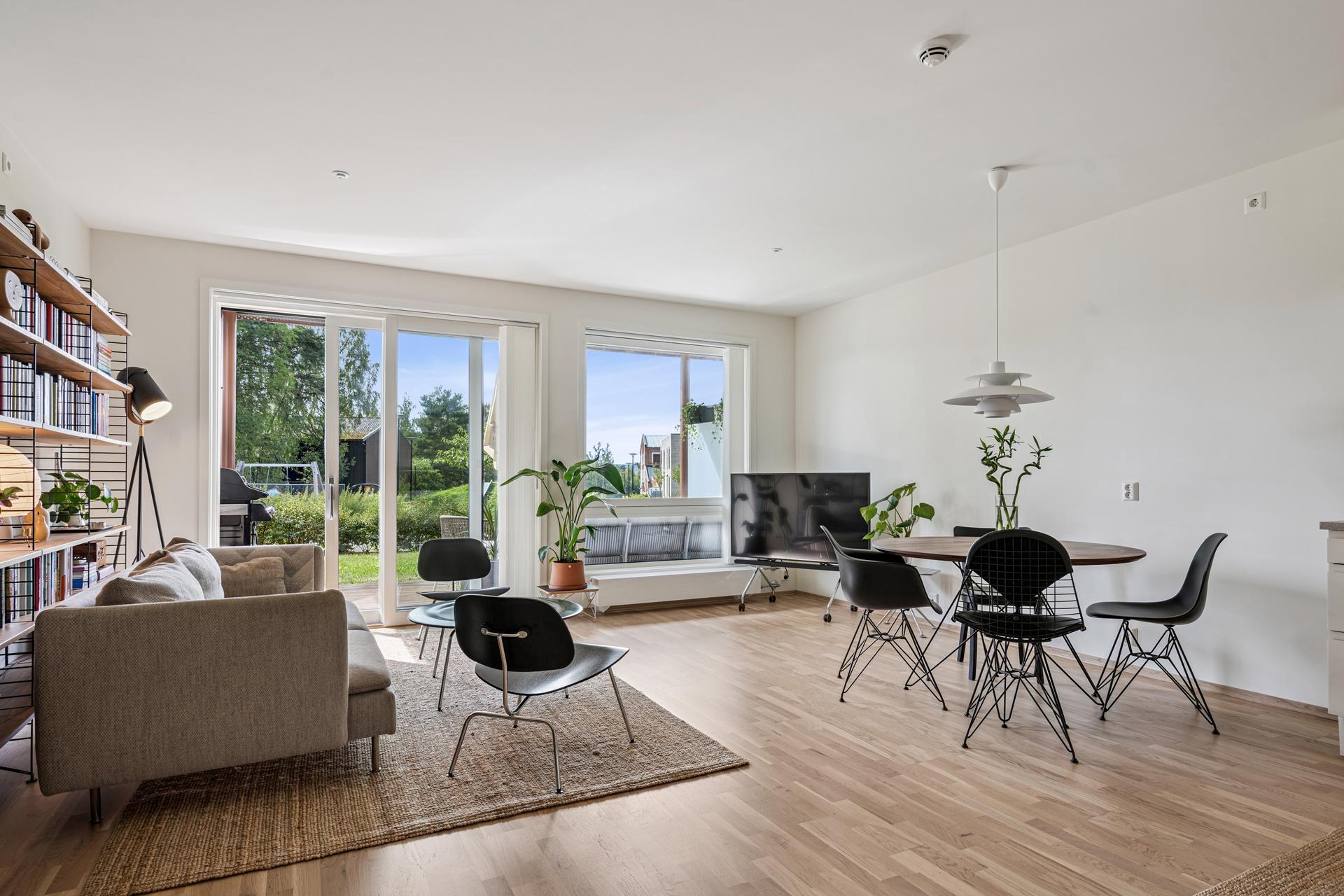Fra stuen er det utgang til vestvendt terrasse. Det er montert utvendig og innvendig solskjerming på alle vinduer. Bilde nummer 3 av 3