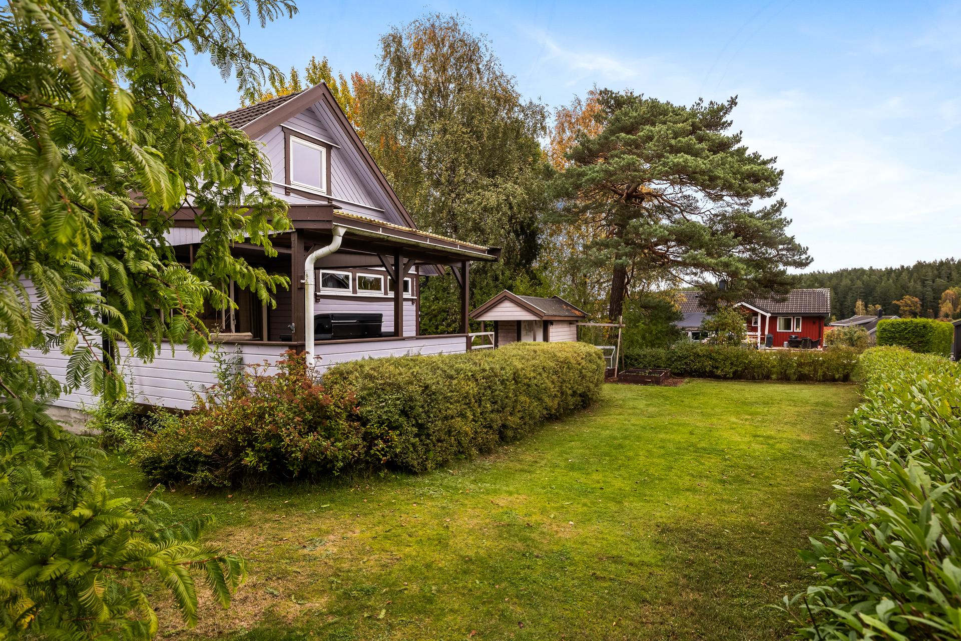 Enebolig over to plan med stor hage og skjermede uteplasser.. Bilde nummer 2 av 3
