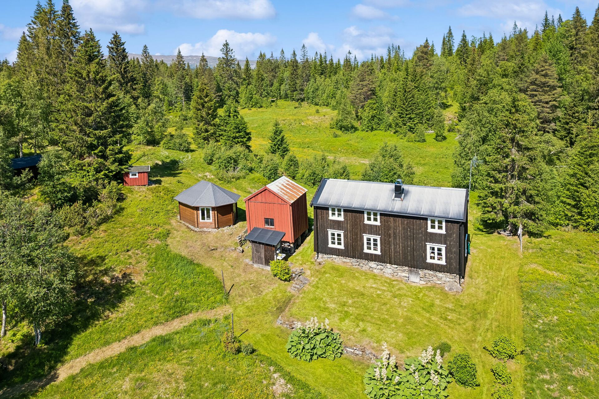 Velkommen til Gjøåsveien 142! Foto: EFKT (Magnus Berdal). Bilde nummer 1 av 3