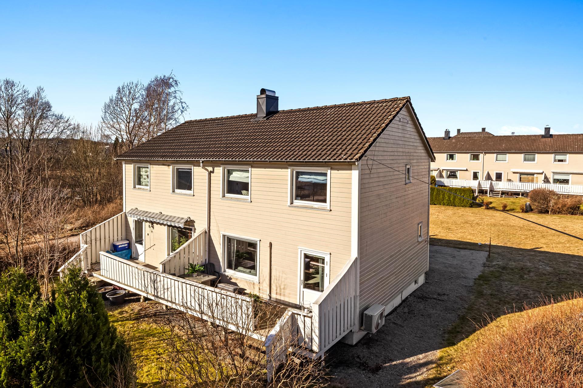 Boligen er en vertikaldelt tomannsbolig fra 1956, med en veranda på 10 m² mot hagen.. Bilde nummer 2 av 3