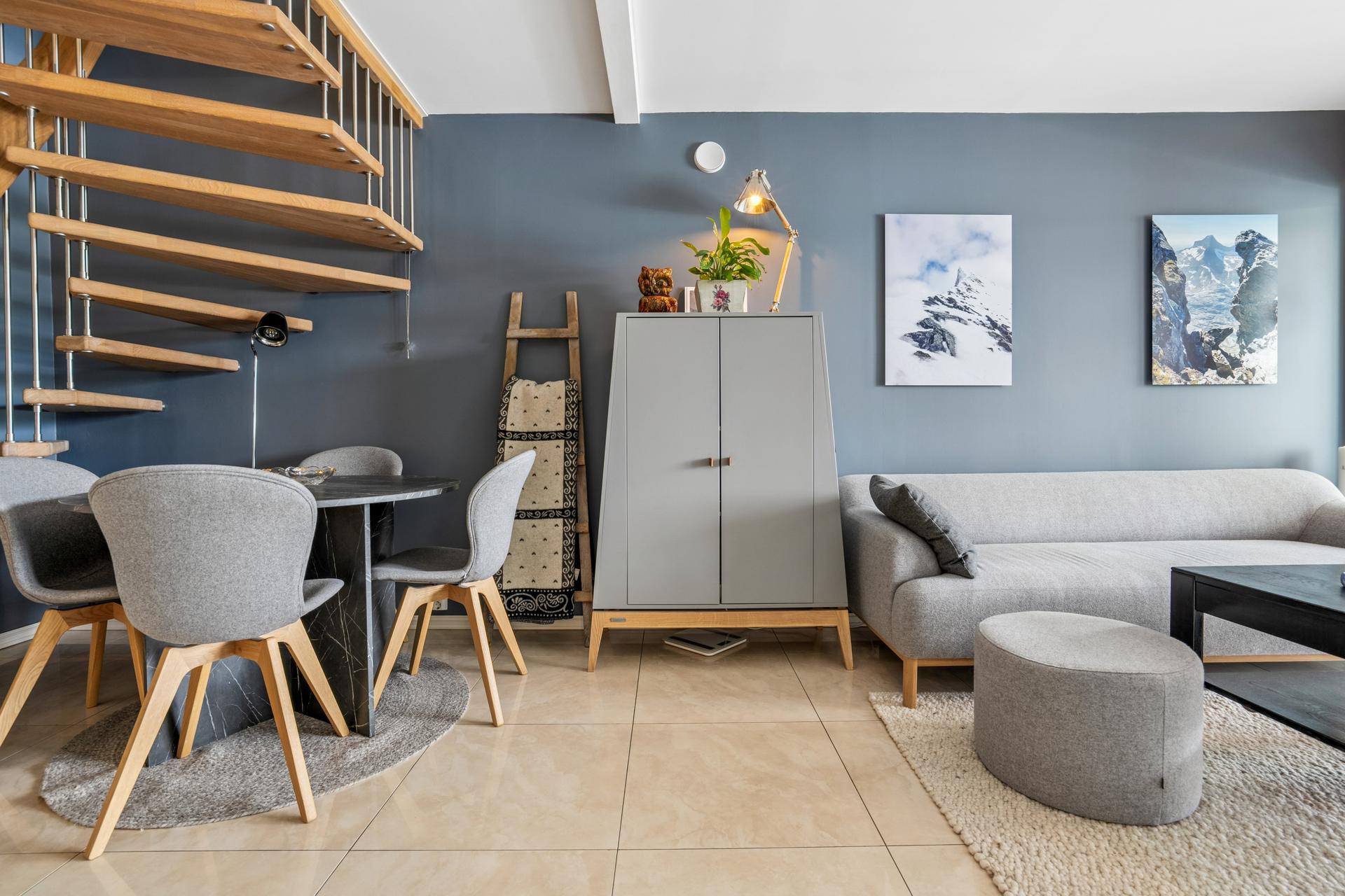 Stuen har plass til både sofagruppe og en egen spiseplass ved trappen.. Bilde nummer 3 av 3