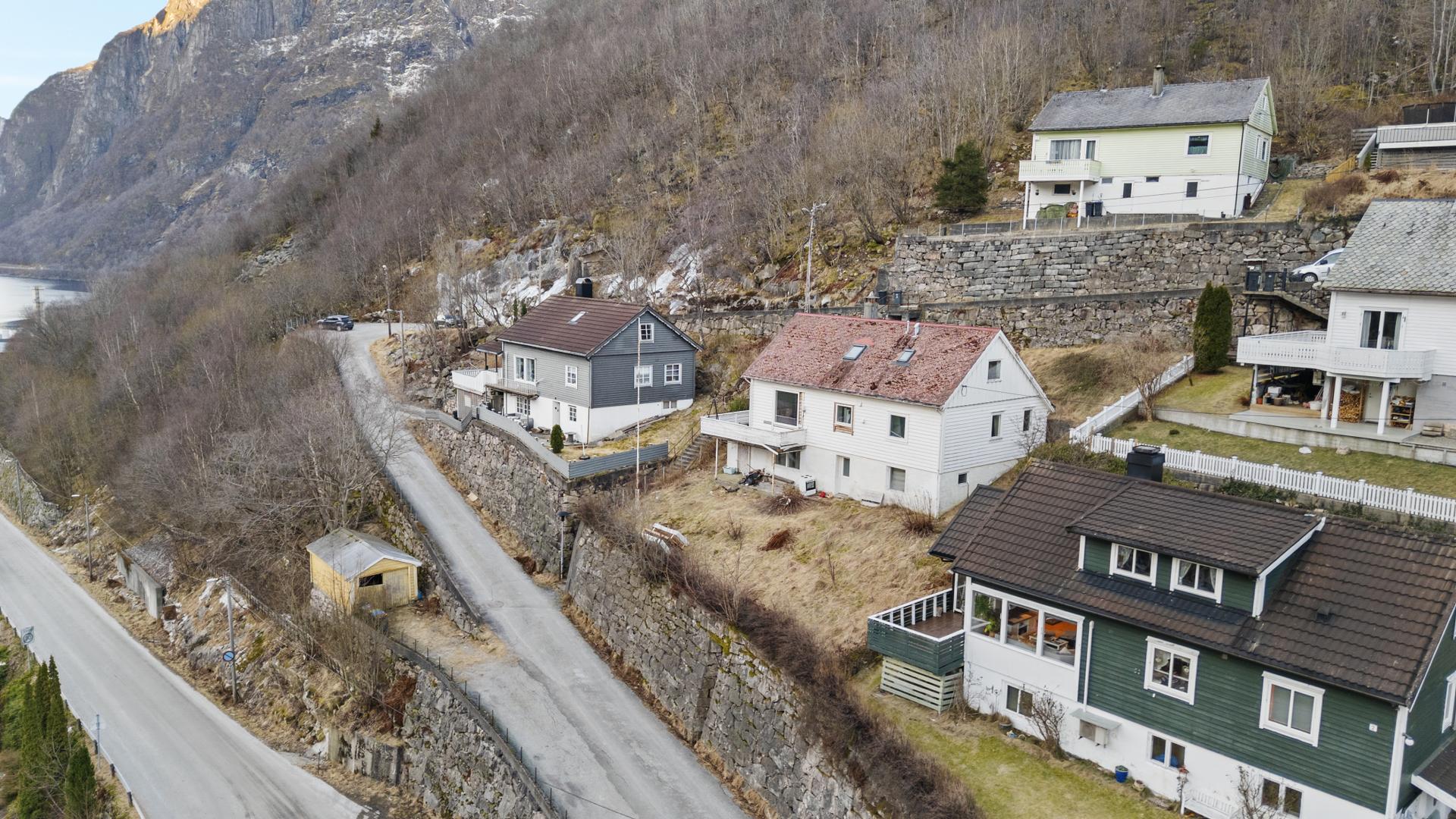 Eigedommen har med garasje med adkomst frå kommunal veg på nedsida av bustaden. Bilde nummer 3 av 3