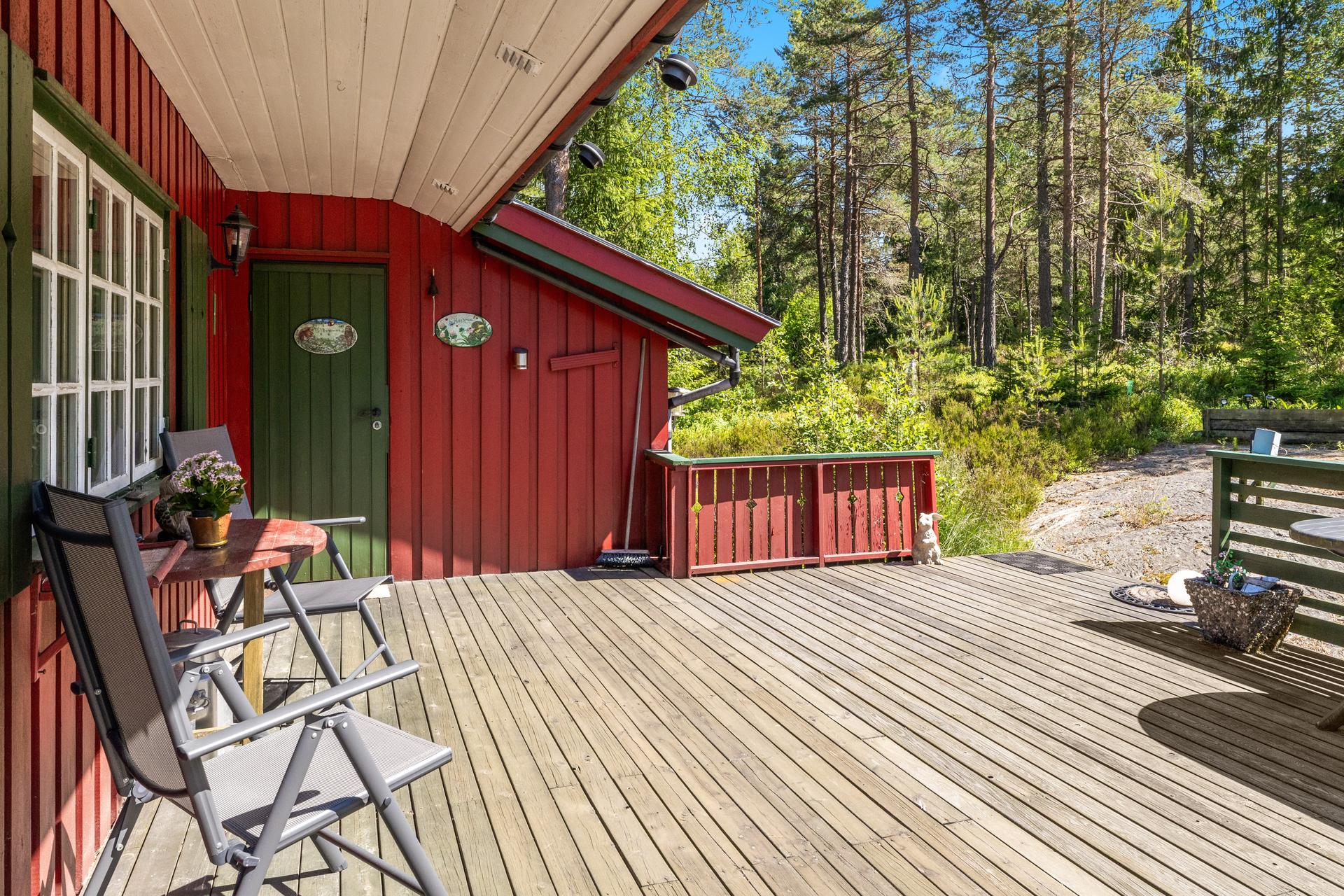 Stor terrasse på ca. 75 m² fordelt på to plan, med god plass til utemøbler.. Bilde nummer 3 av 3
