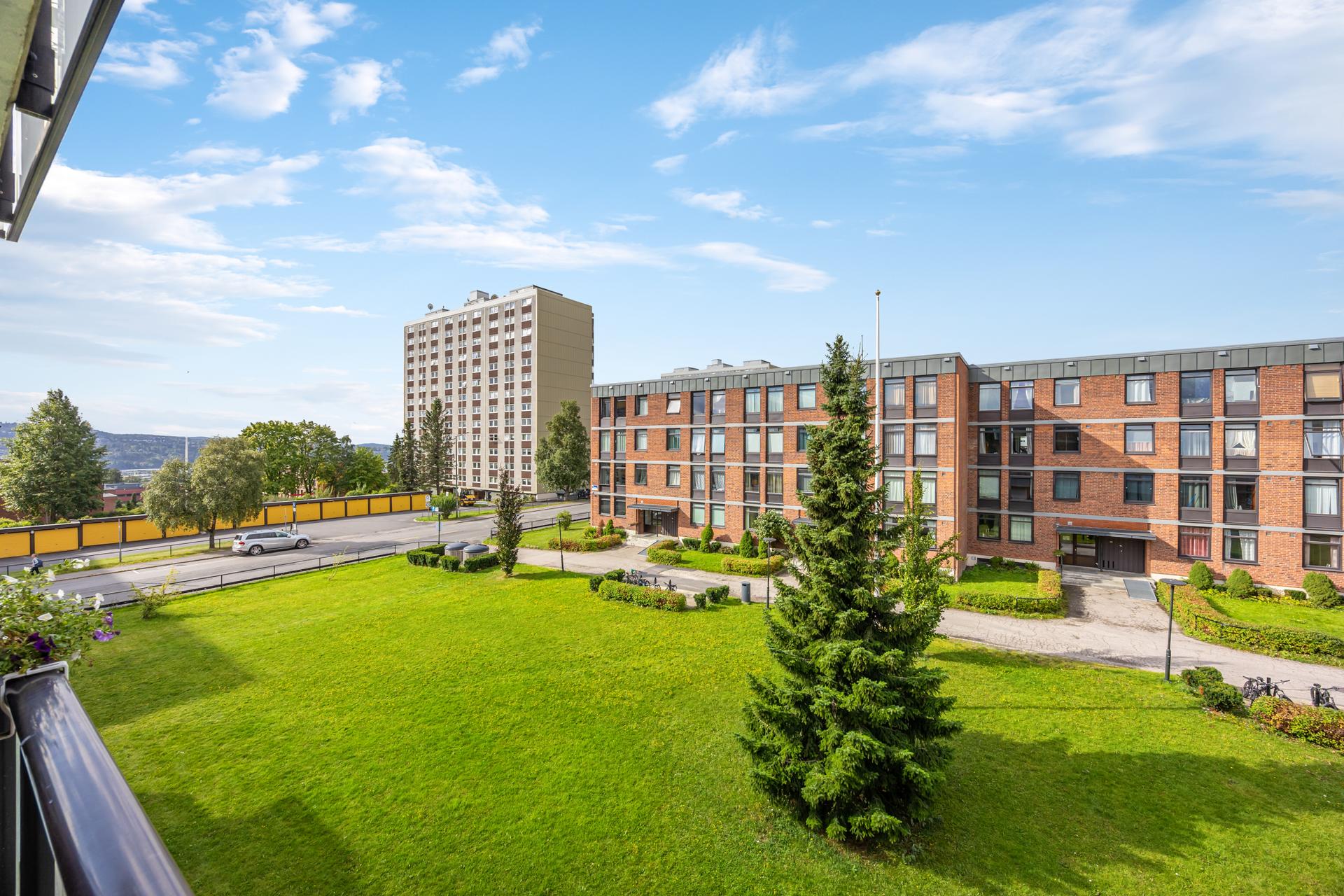 Utsikt mot nærområdet fra leilighetens balkong.. Bilde nummer 2 av 3