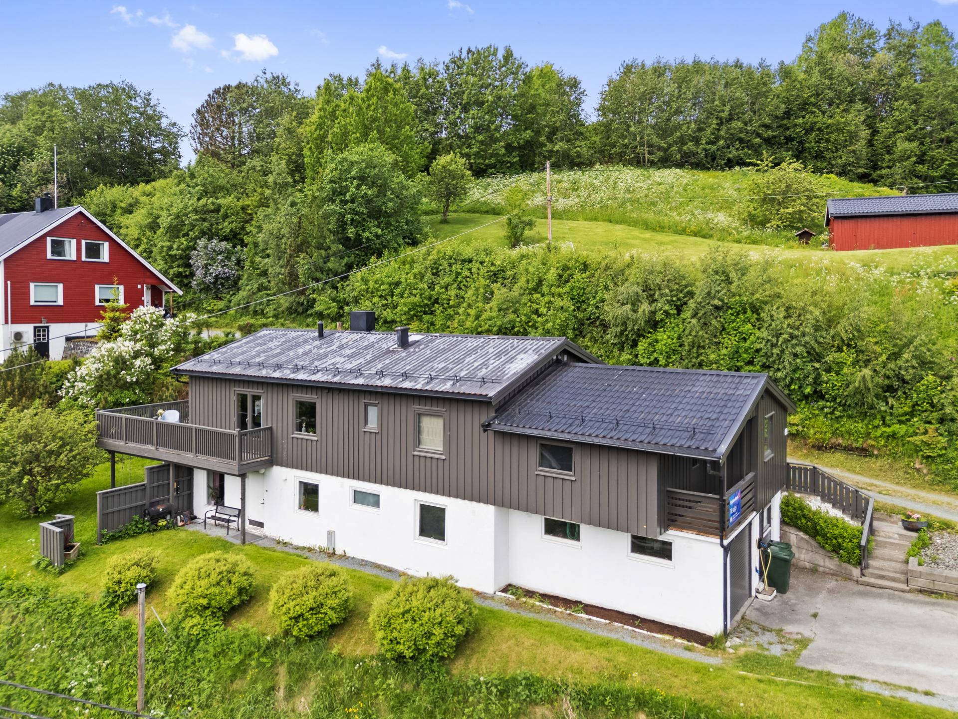 Bagøyvegen 49 presentert av Aleksander Riseth ved EiendomsMegler1. (Foto: Haukdal v/interiørfoto). Bilde nummer 1 av 3