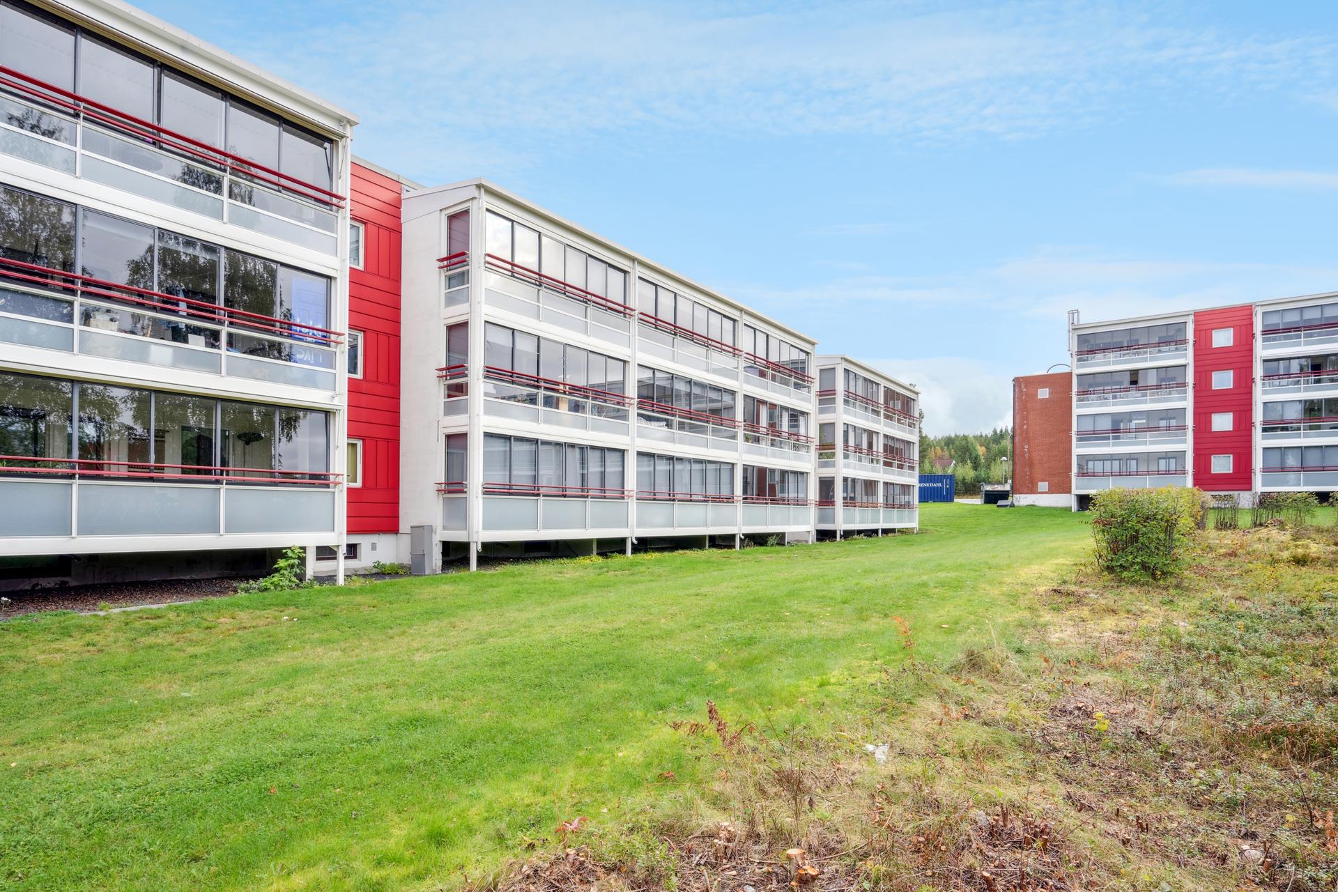 Leiligheten ligger i 2. etasje. Det er nyere heis i bygget. Bilde nummer 2 av 3