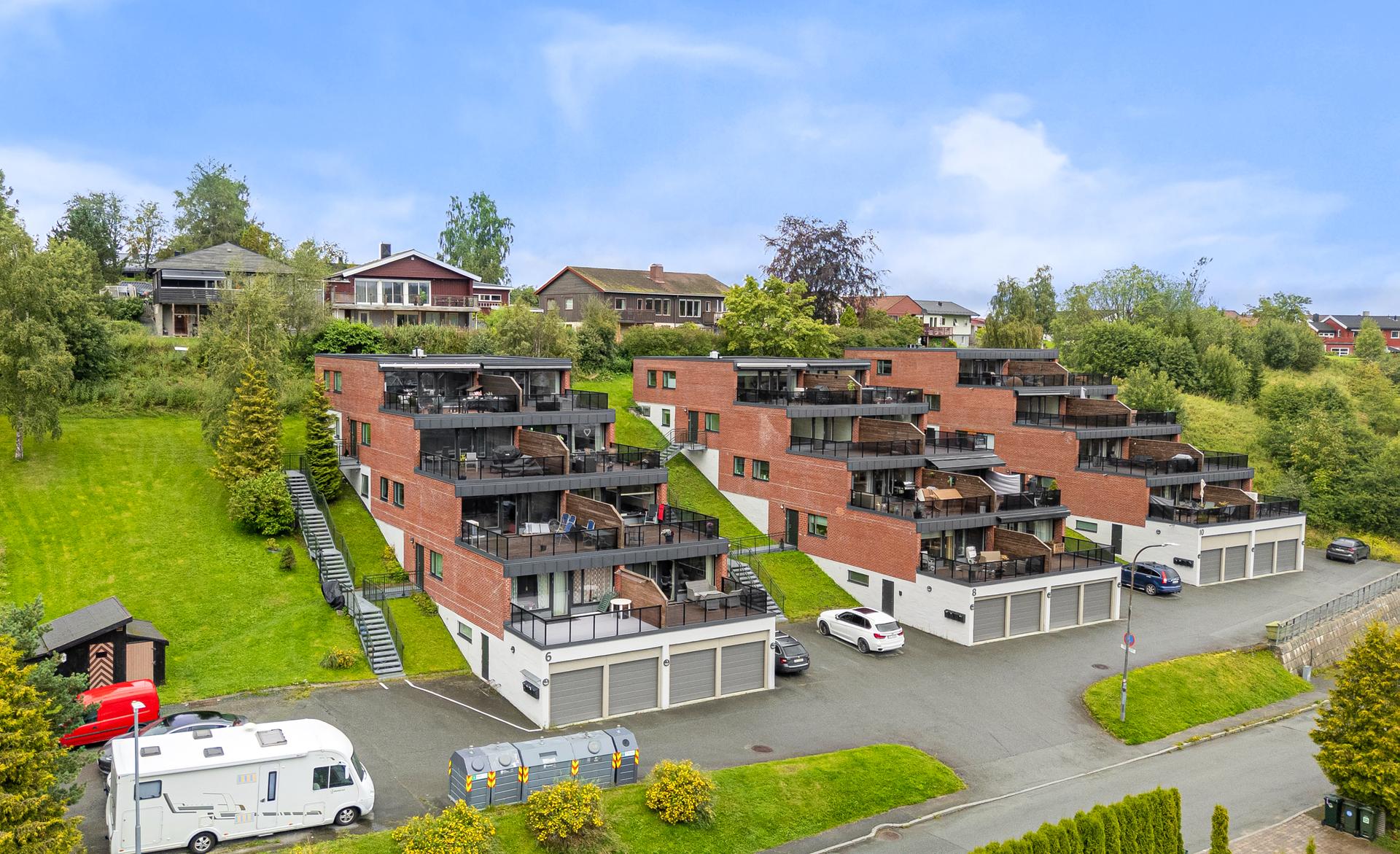 Attraktiv toppleilighet med fantastiske sol- og utsiktsforhold. . Bilde nummer 3 av 3