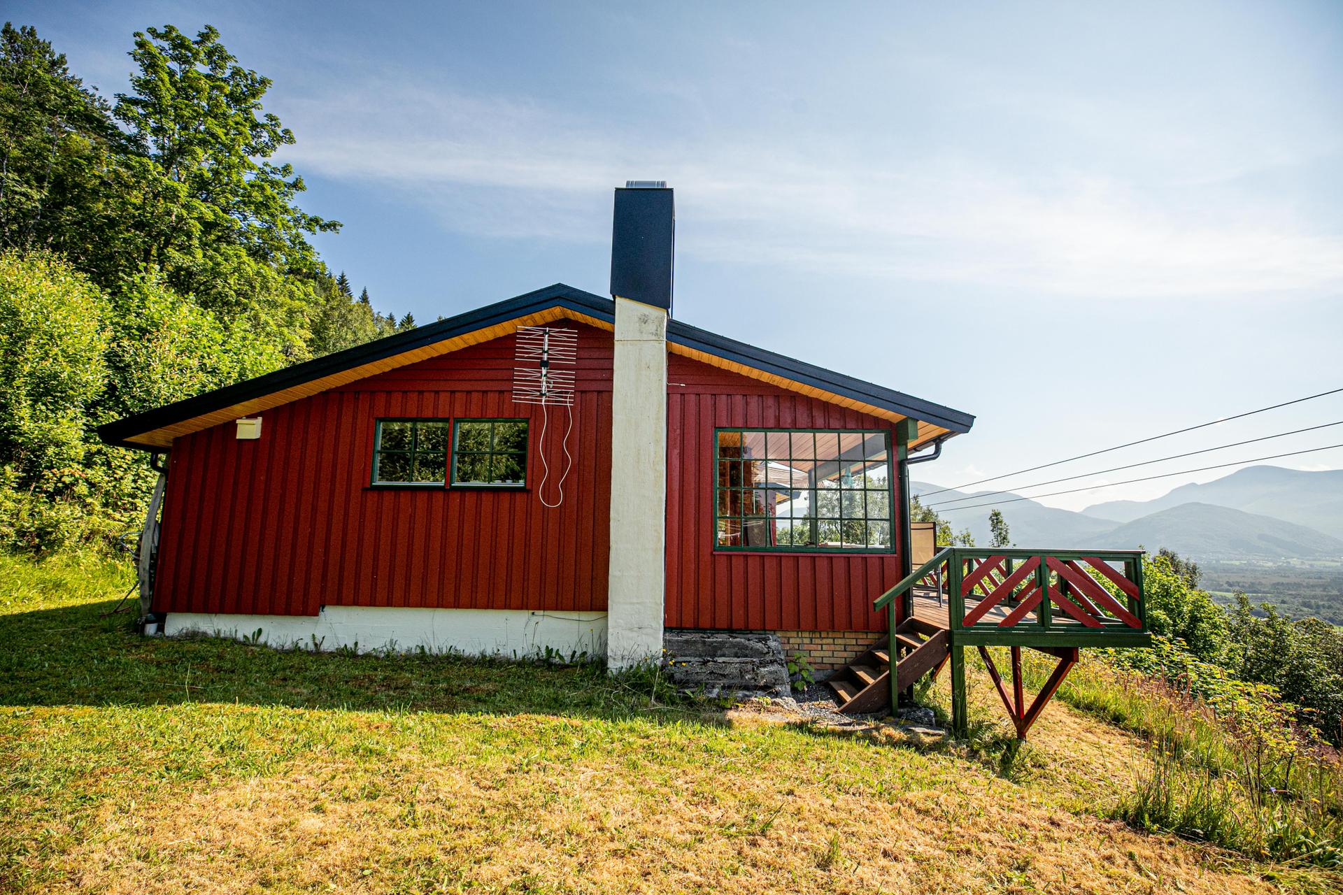Flott hytte med usjenert beliggenhet i Elnesvågen . Bilde nummer 2 av 3