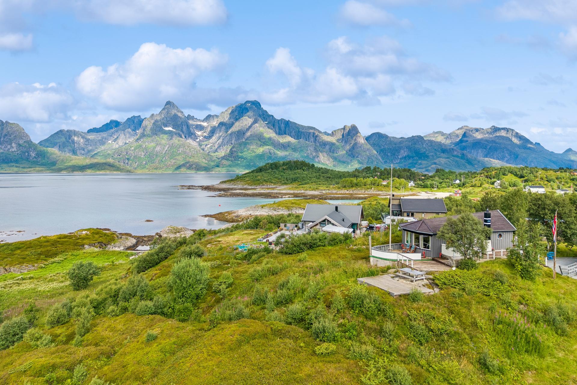 Eiendommen ligger vakkert til mellom storslått natur og flere kjente turmål i nærheten.. Bilde nummer 3 av 3