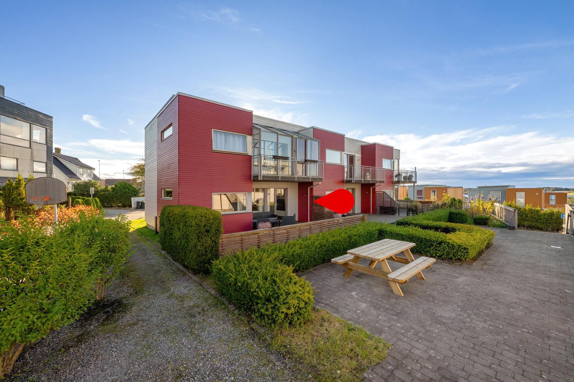 EiendomsMegler1 v/ Kjetil Helland presenterer Rytterstien 38 - en fin, moderne leilighet med parkering i lukket anlegg.  Foto: SOA Foto. Bilde nummer 1 av 3