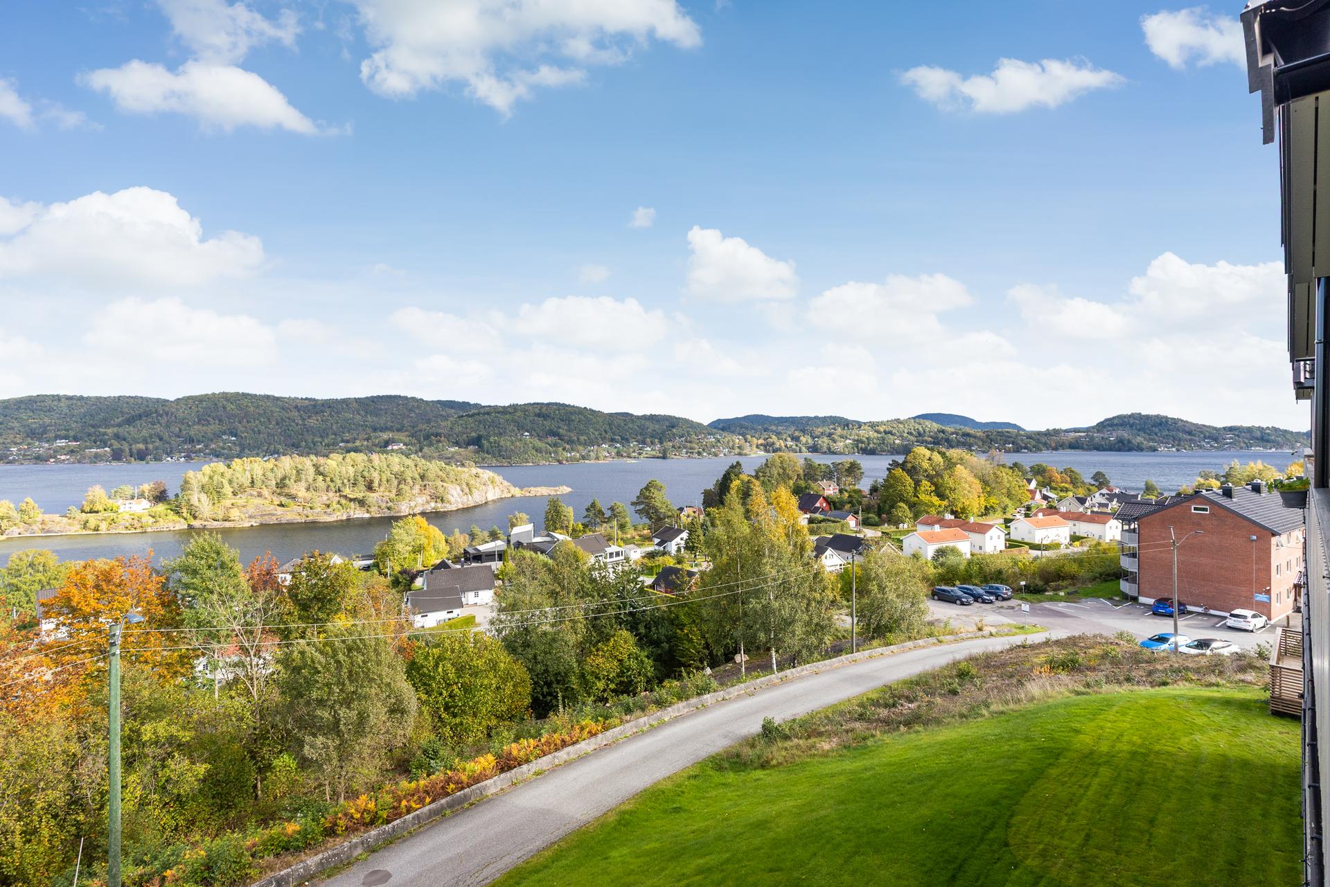Her har du nydelig utsikt til Eidangerfjorden og nærhet til sjøen, med kyststi, småbåthavner og badeplasser.. Bilde nummer 3 av 3